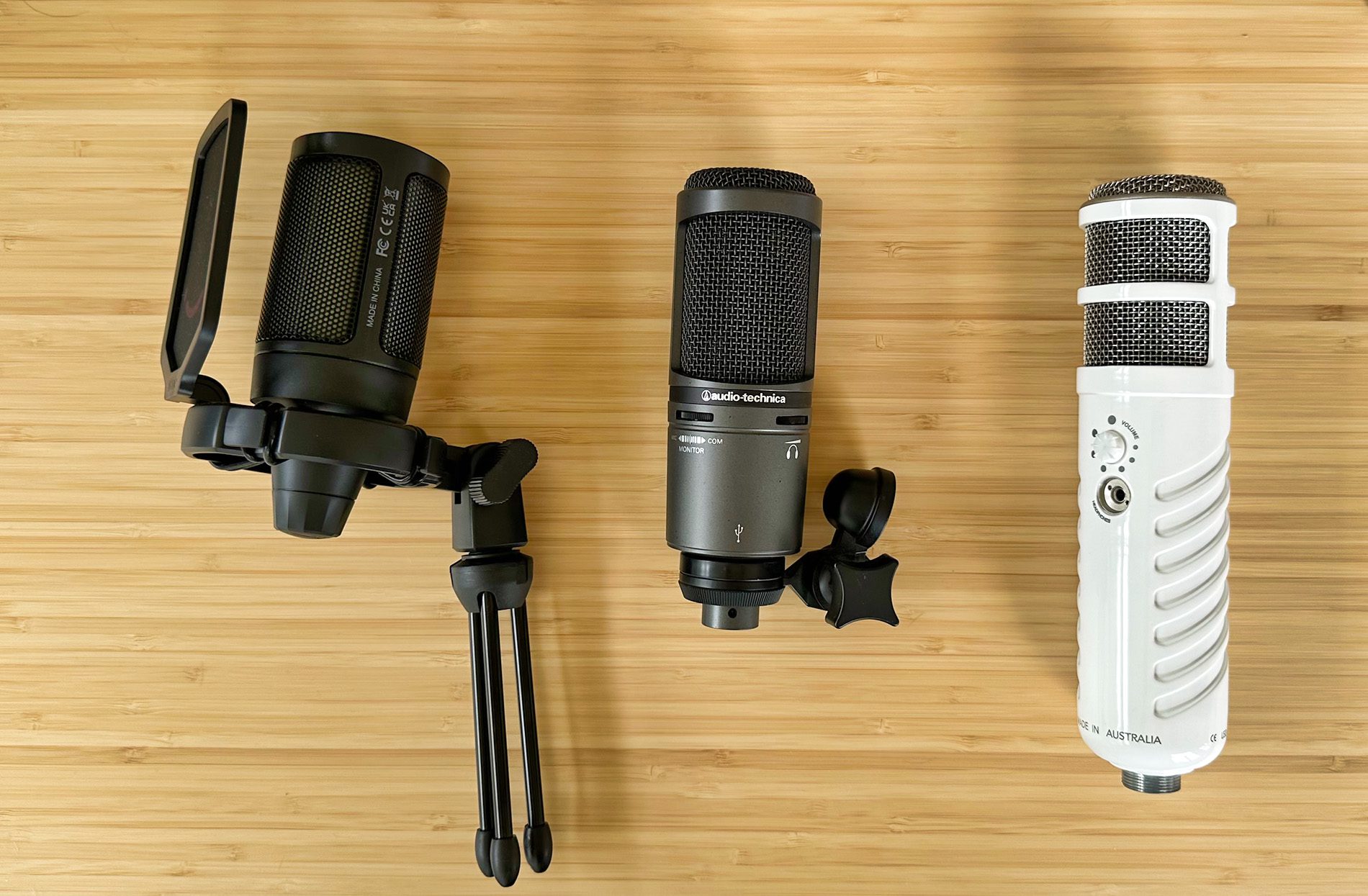 Links das Fifine A6V, mittig das Audio-Technica AT2020 USB+ und rechts das Røde Podcaster im Bild.