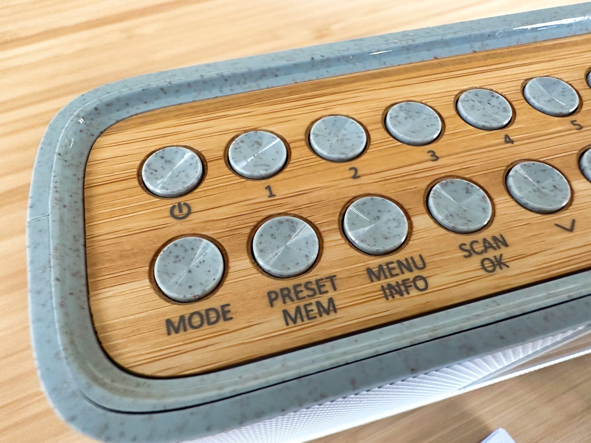 Die links Seite des Bedienfeldes ist durch die vielen gleichen Knöpfe etwas verwirrend. Nach kurzer Zeit hat man sich aber eingeprägt, welcher Knopf was macht (Fotos: Sir Apfelot).