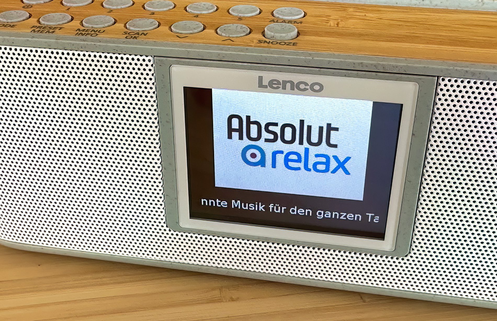 Die 2,4-Zoll-Display ist zwar nicht touch-empfindlich, aber es reicht aus, um alle wichtigen Informationen in einer angenehm lesbaren Größe zu lesen.