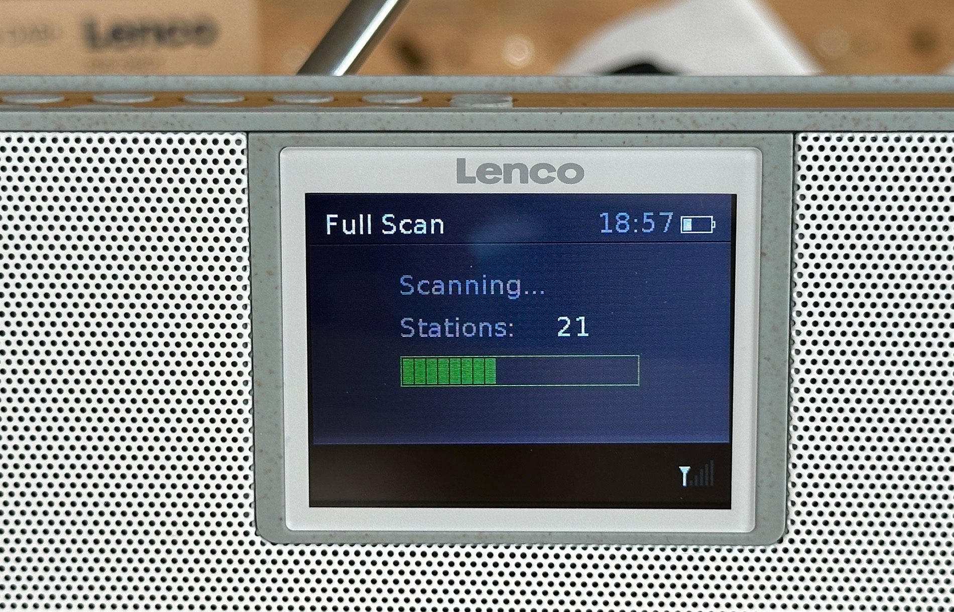 Hier sieht man, wie der Sendersuchlauf gerade aktiviert ist und das Lenco PDR 046 sich die Sender sucht.