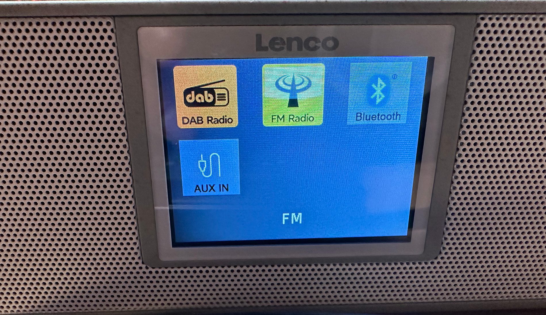 Hier sieht man die vier verschiedenen Modi, über die man Musik auf dem Lenco abspielen kann.