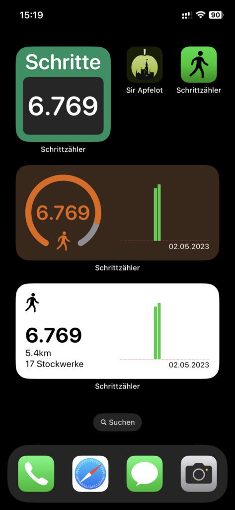 Hier eine Auswahl an möglichen Schrittzähler Widgets für den Home Screen. Die Balken zeigen die Verteilung der stündlich zurückgelegten Schritte des Tages an.