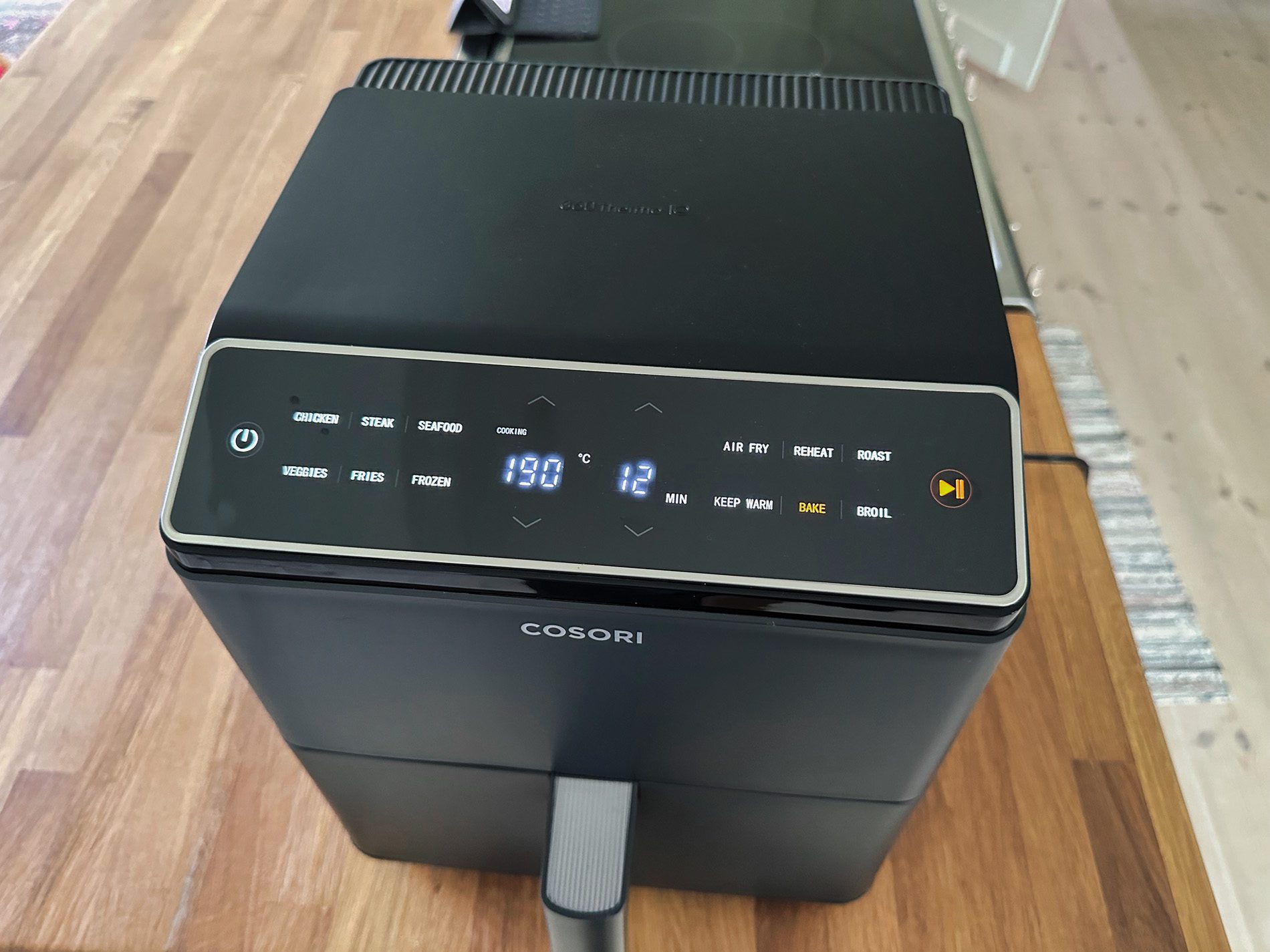 Die Cosori Fritteuse sieht elegant aus und hat auch tolle innere Werte – mit dem Kauf macht man nichts falsch.