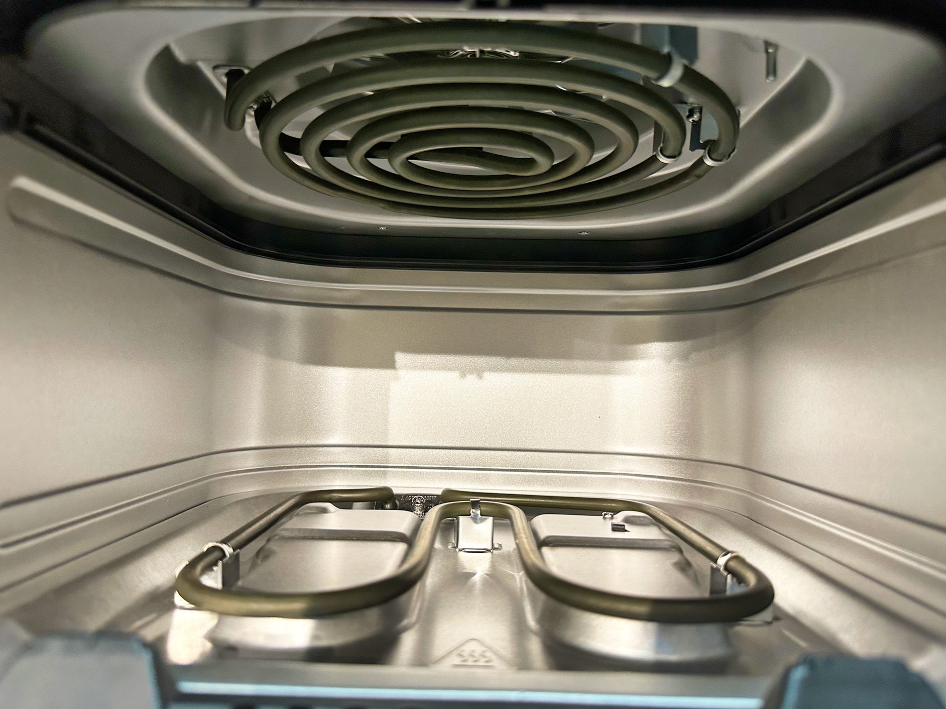 Die Cosori Dual Blaze verfügt über zwei Heizspiralen, die für eine ausgewogene Hitzeverteilung sorgen – praktisch für Brötchen und Pizza (Fotos: Sir Apfelot).