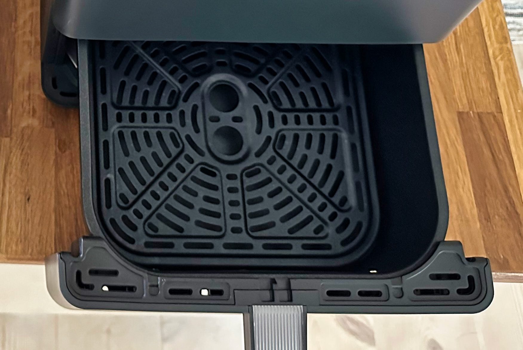 Sowohl der Garkorb als auch das Knusperblech, wie Cosori den Einsatz nennt, sind antihaft-beschichtet.