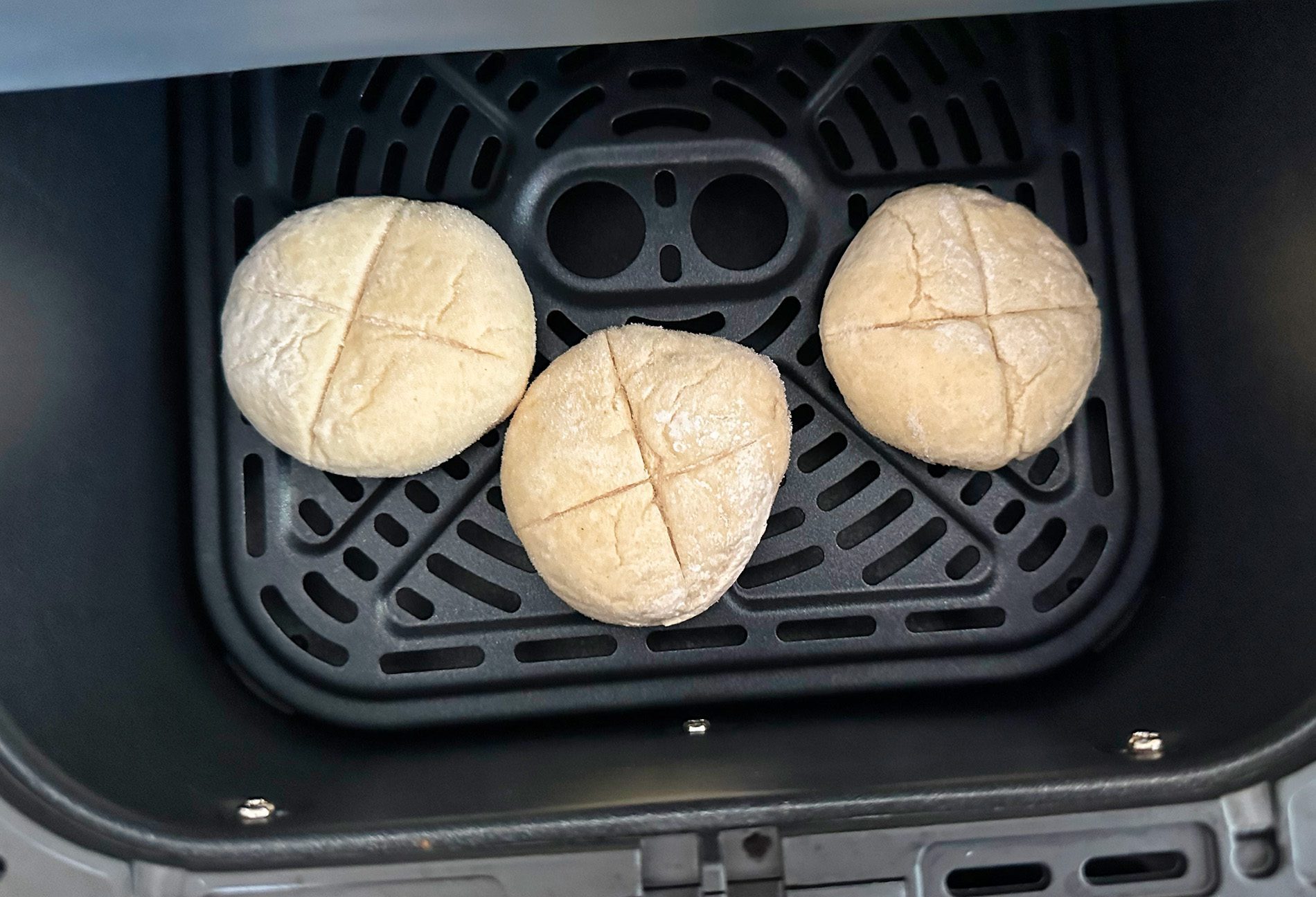 Die ungebackenen Laugenbrötchen auf dem Knusperblech der Cosori Dual Blaze.