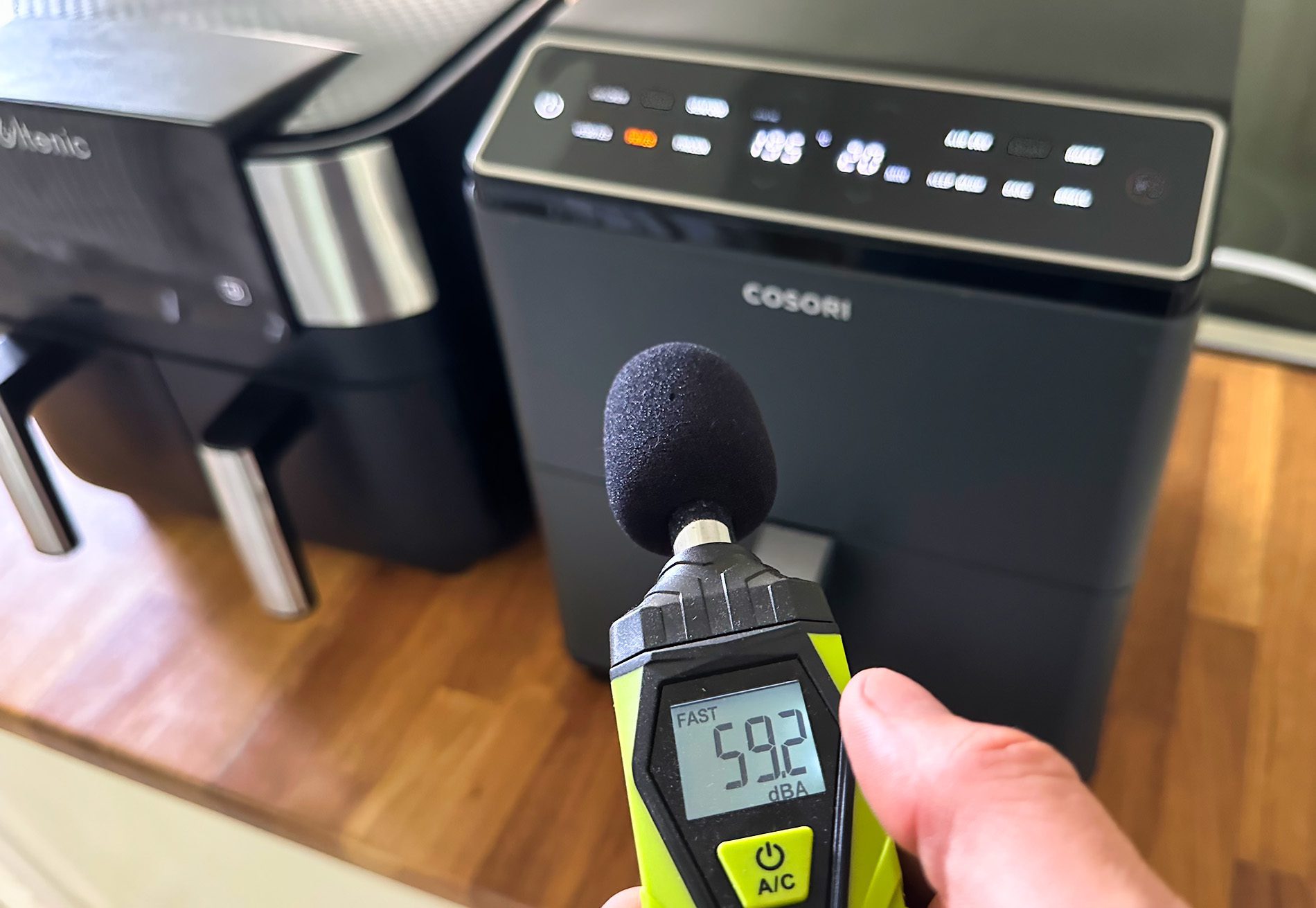 Mit dem Lautstärkemesser konnte ich herausfinden, dass beide Heißluftfritteusen ziemlich genau gleich laut oder leise sind.