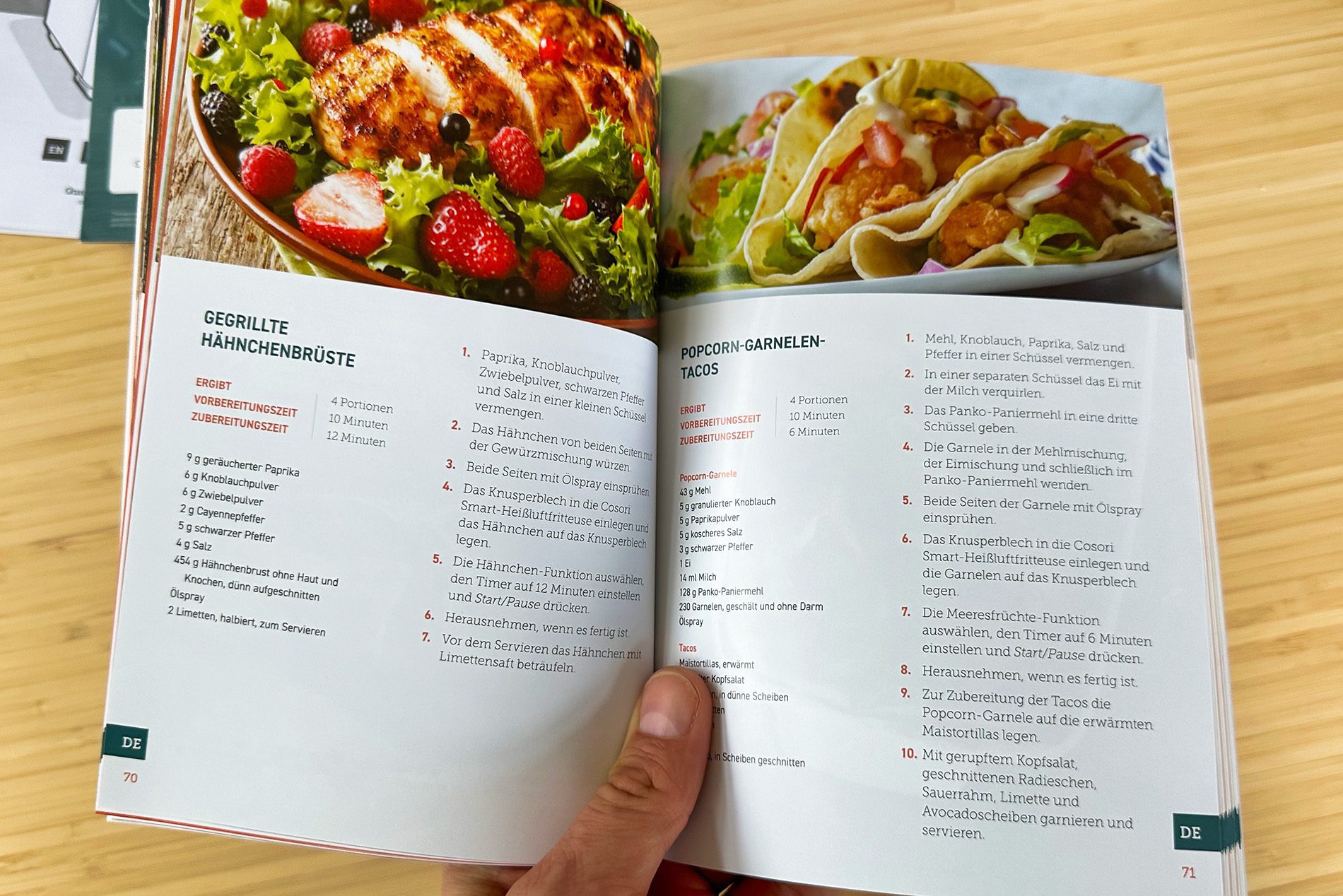 Das beiliegende Rezeptbuch beinhaltet Rezepte in verschiedenen Sprachen und überrascht mit Gerichten, die man einer Heißluftfritteuse nicht zugetraut hätte.