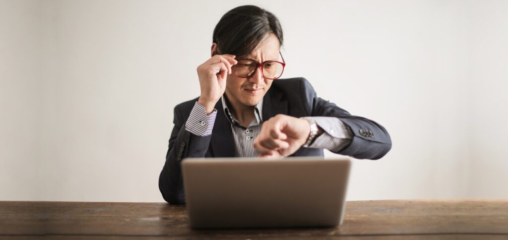 Die erste Zeitplanung in Unix-basierten Betriebssystemen wurde Cron genannt und brachte Cronjobs und die Crontab mit sich. Am Apple Mac wird mittlerweile Launchd als Daemon für die Zeitplanung und viele weitere Aufgaben verwendet.