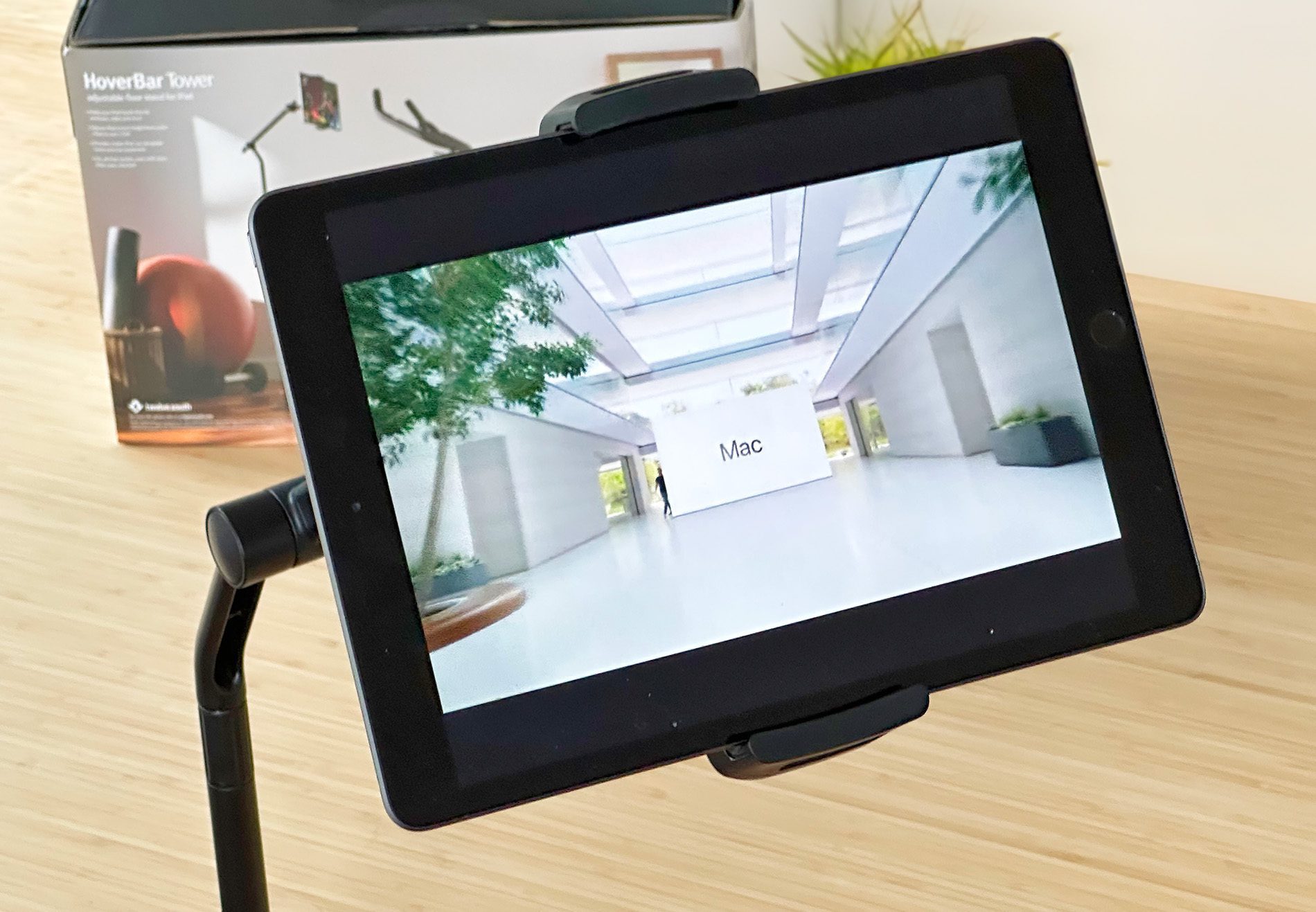 Hier sieht man mein iPad in der Halterung des Twelve South iPad-Bodenständers.