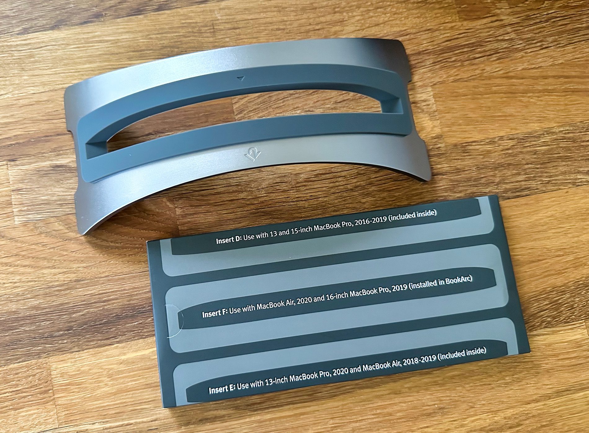 In der Pappverpackung sind noch zwei weitere der Gummieinsätze, die den BookArc so anpassen, dass die unterschiedlichen MacBook-Modelle einpacken. Mein M1 MacBook Pro war zwar nicht auf der Liste, aber sitzt auch sauber drinnen.