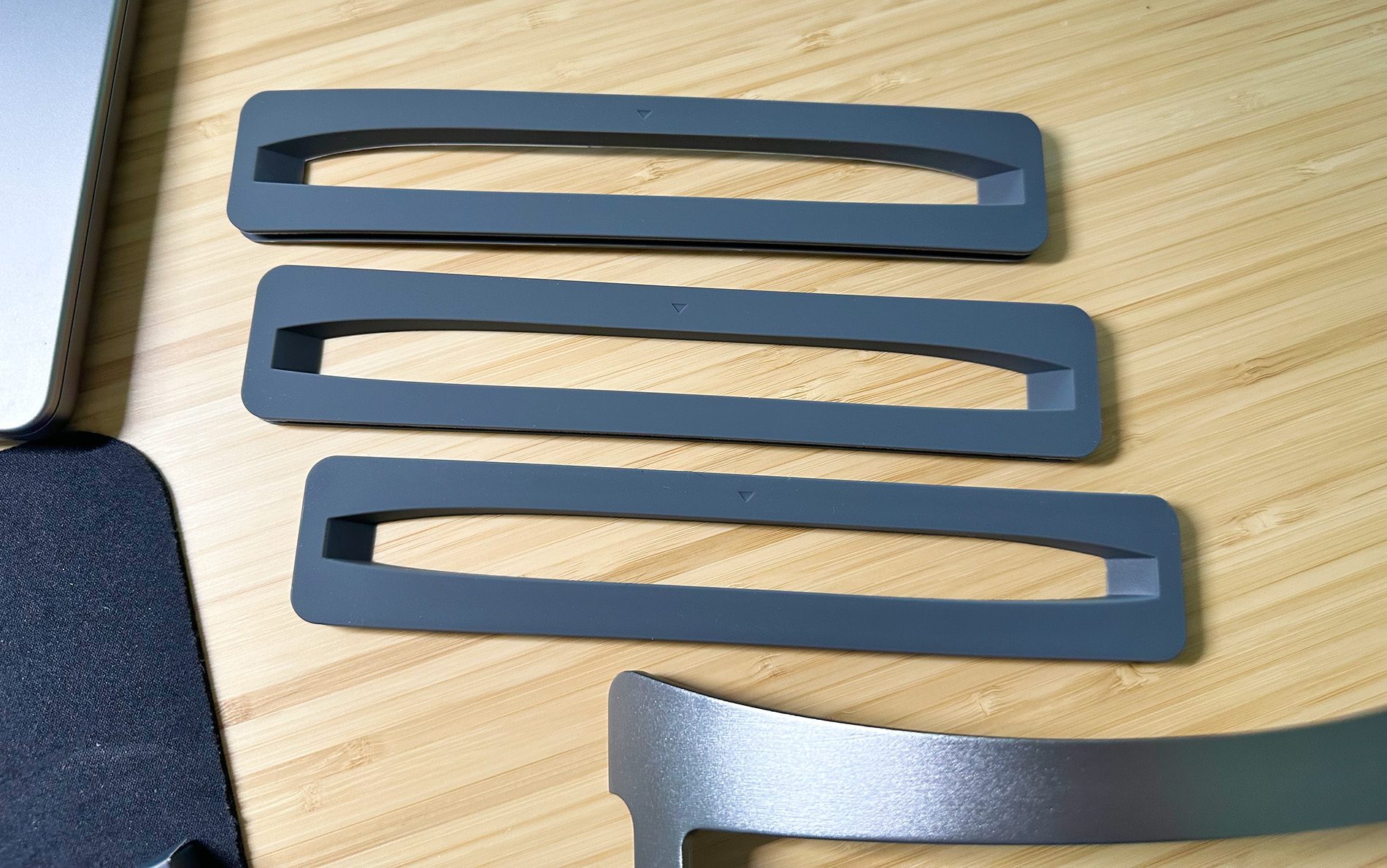 Die Gummis sind unterschiedlichen geschnitten, da die Form der MacBooks unterschiedlichen sein kann.