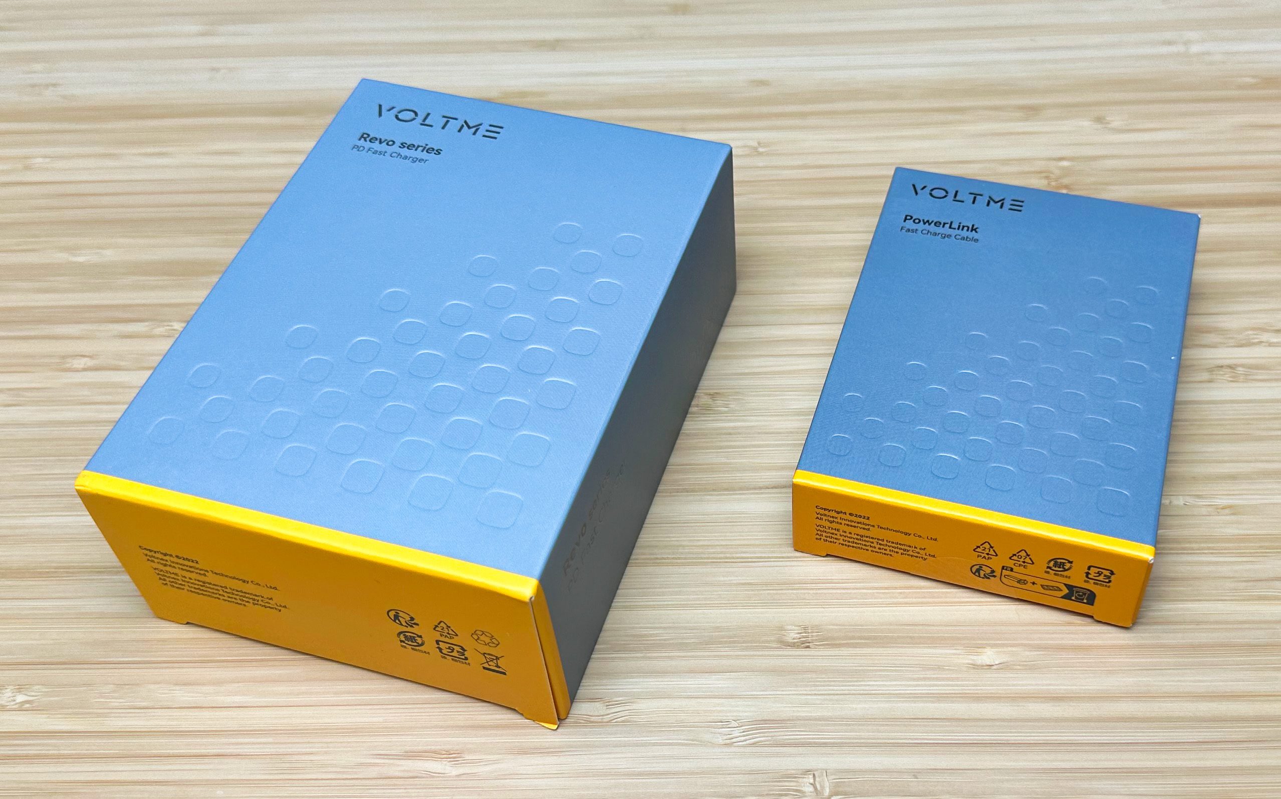 Der Hersteller Voltme hat mit sowohl das Netzteil (links) als auch ein 100 Watt USB-C-Kabel mitgeschickt. Ein 140 Watt Kabel fehlt aktuell noch im Portfolio.