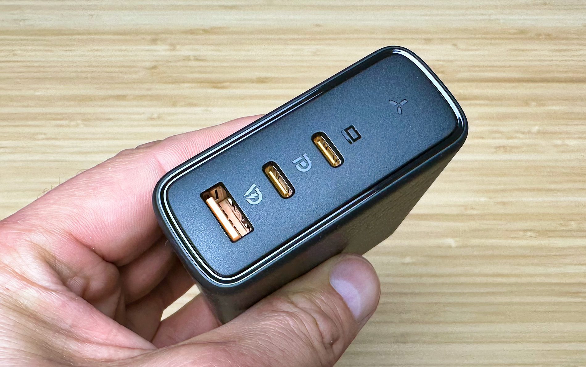 Hier sieht man die zwei USB-C-Ports und den einen USB-A-Port am Rewo 140. Der obere USB-C-Port kann bis zu 140 Watt über USB PD 3.1 liefern (Fotos: Sir Apfelot).