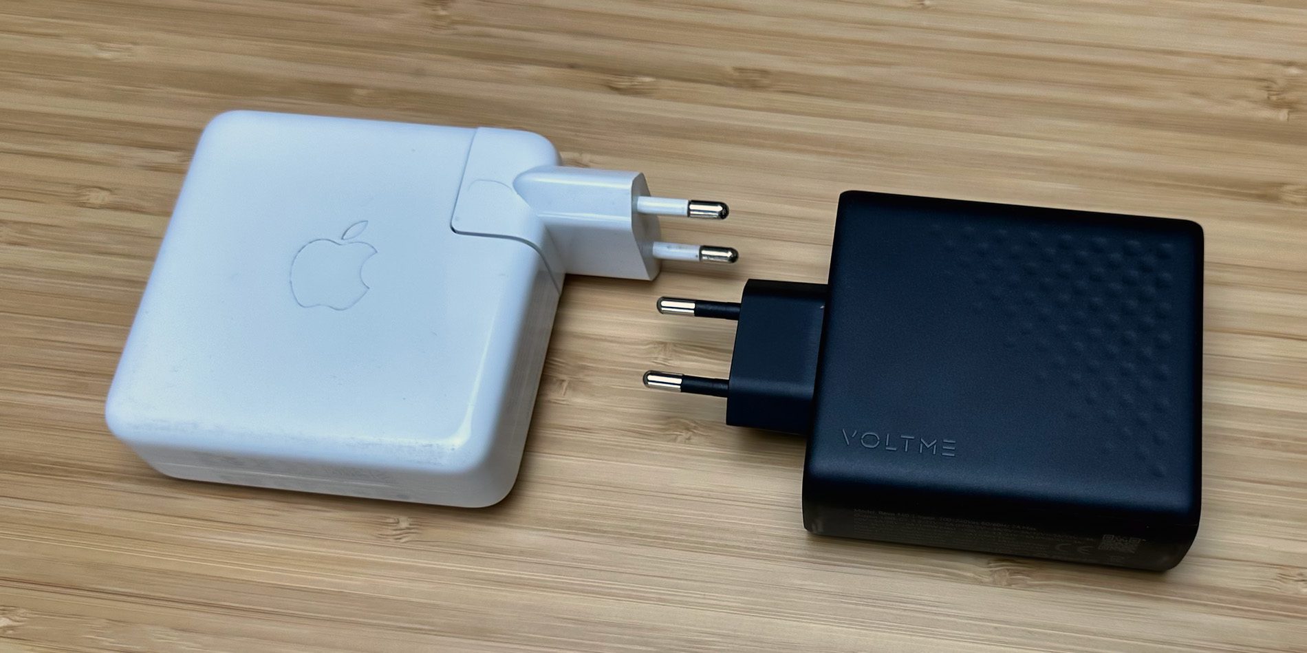 Das Voltme Revo 140 ist etwas kleiner, günstiger und leistungsstärker als das Apple Netzteil, das dazu nicht einmal USB PD PPS unterstützt.