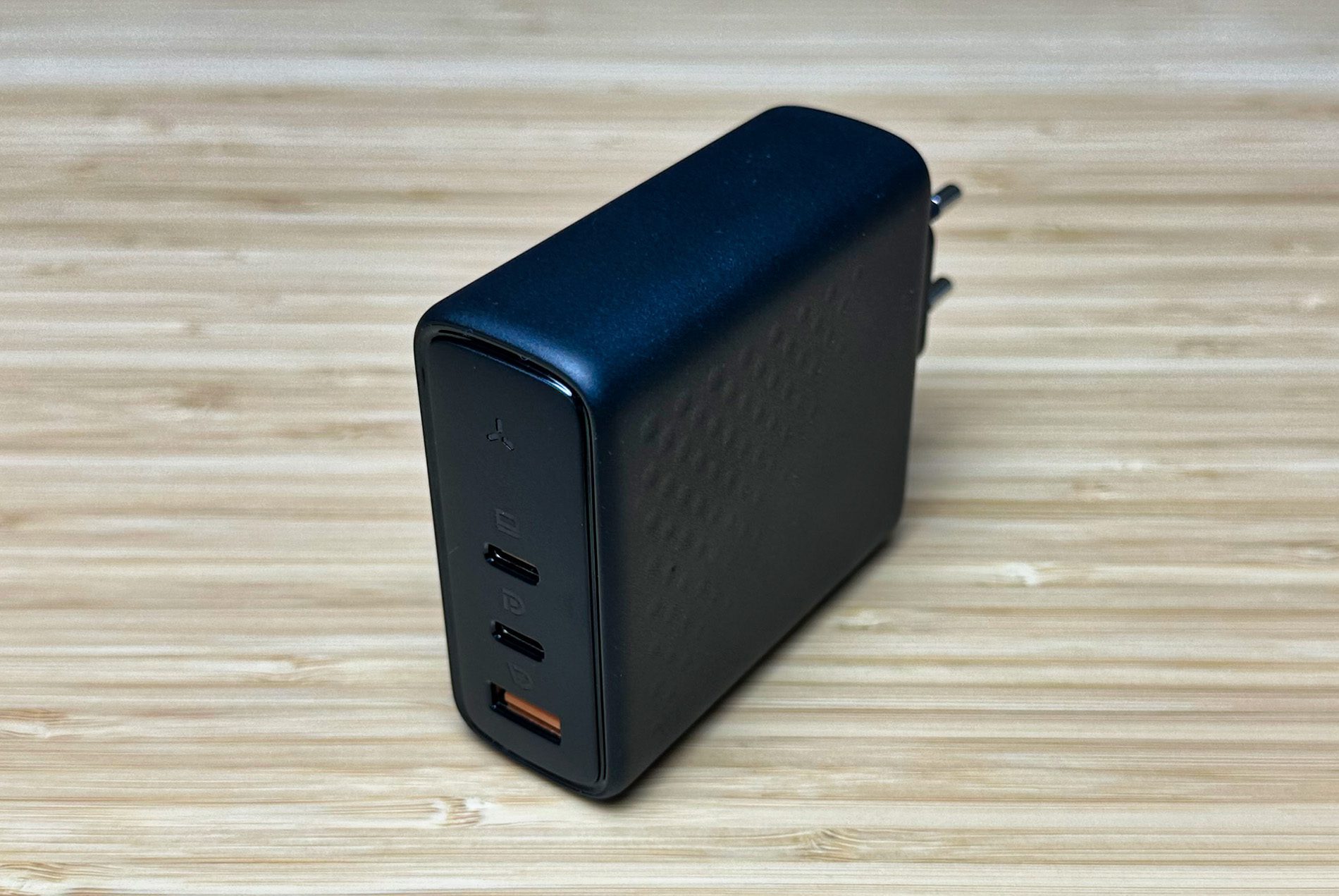So sieht das Voltme Revo 140 Steckernetzteil aus, das auch zwei MacBook Pro Modelle laden kann.