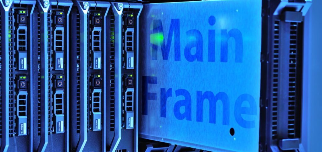 In Filmen oder Serien aus Hollywood wird manchmal der "Mainframe" gehackt. Doch was ist ein Mainframe Computer überhaupt? Welche Aufgaben hat der Großrechner? Infos und Beispiele findet ihr hier!