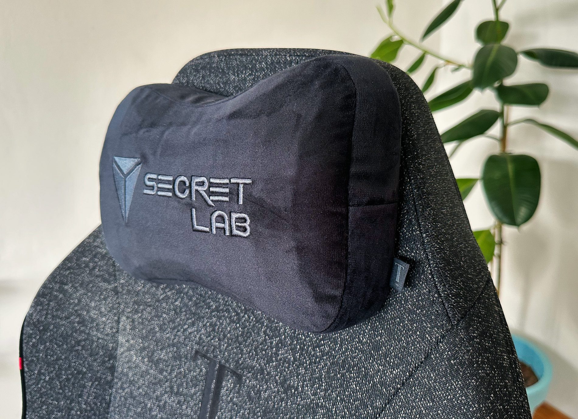 Das magnetisch anheftbare Kopfkissen ist eines der vielen Details, die zeigen, wie durchdacht dieser Stuhl tatsächlich ist.