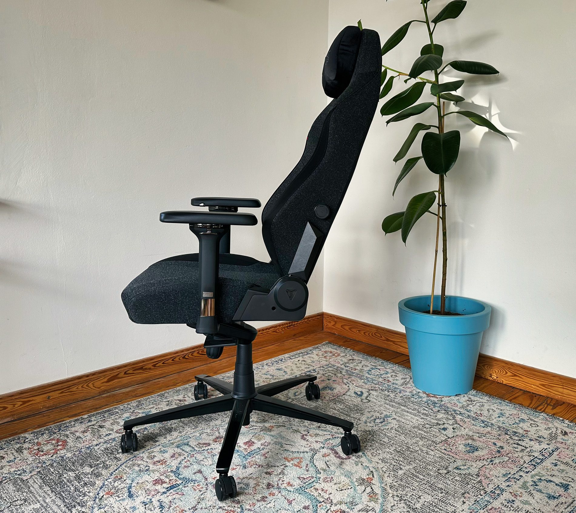 Hier sieht man den Secretlab TITAN von der Seite. In der Lehne ist auch der Drehknopf zur Verstellung der Lordosenstütze.