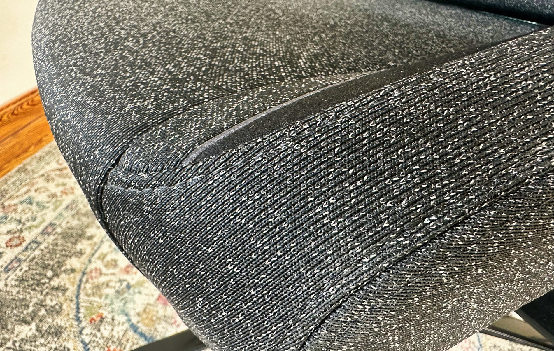 Das Softweave Gewebe ist weicher und glatter, als es hier auf dem Foto wirkt. Abwischen ist auch kein Problem, wenn man ein Schluck Kaffee drauf kommt.