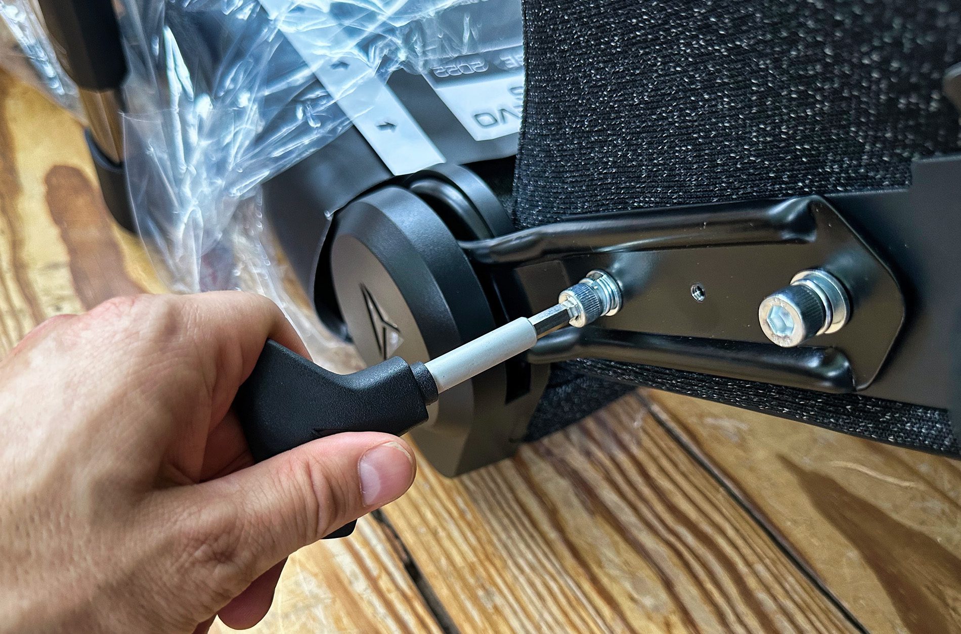 Die wenigen Schrauben, die man beim Aufbau anziehen muss, sind schnell befestigt.