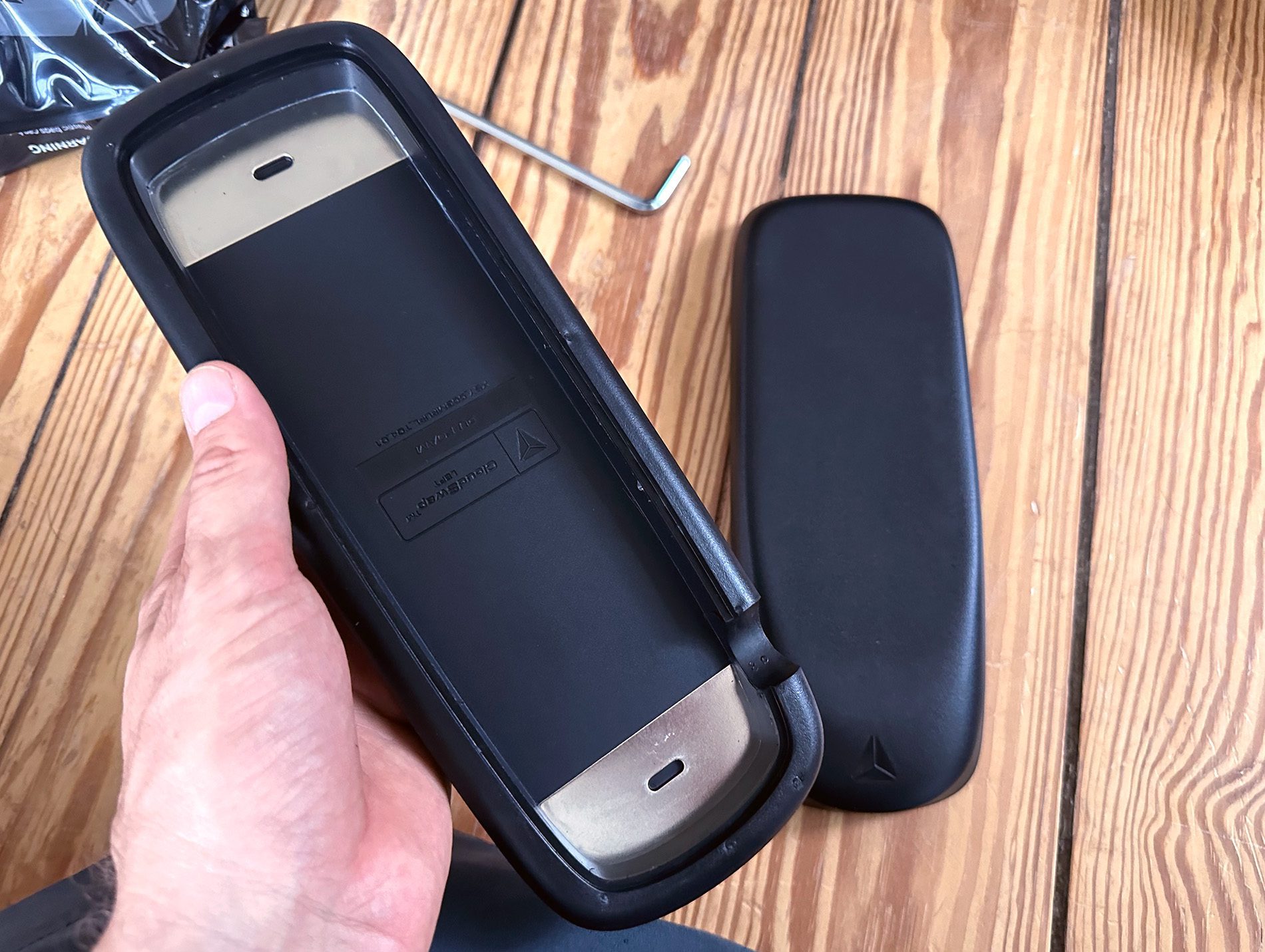 Die Armpolster halten auch durch Magneten, wodurch sie sich leicht gegen die Modelle mit Memoryschaum tauschen lassen, wenn man diese später als Upgrade bestellen möchte.