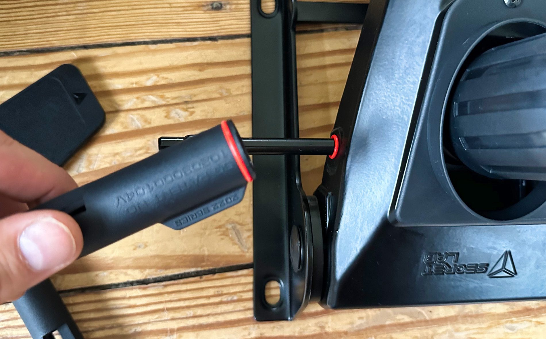 Hier sieht man die rote Farbmarkierung, die direkt zeigt, wo man den Hebel einstecken muss.