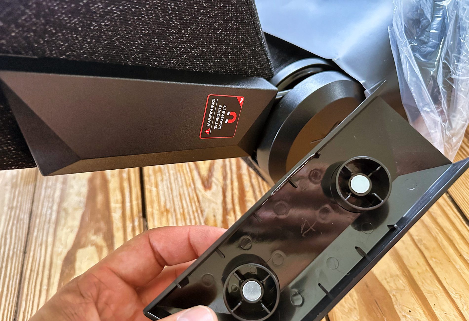 Die seitlichen Abdeckungen über der Befestigung der Rückenlehne halten durch Magneten, was die Montage sehr vereinfacht.