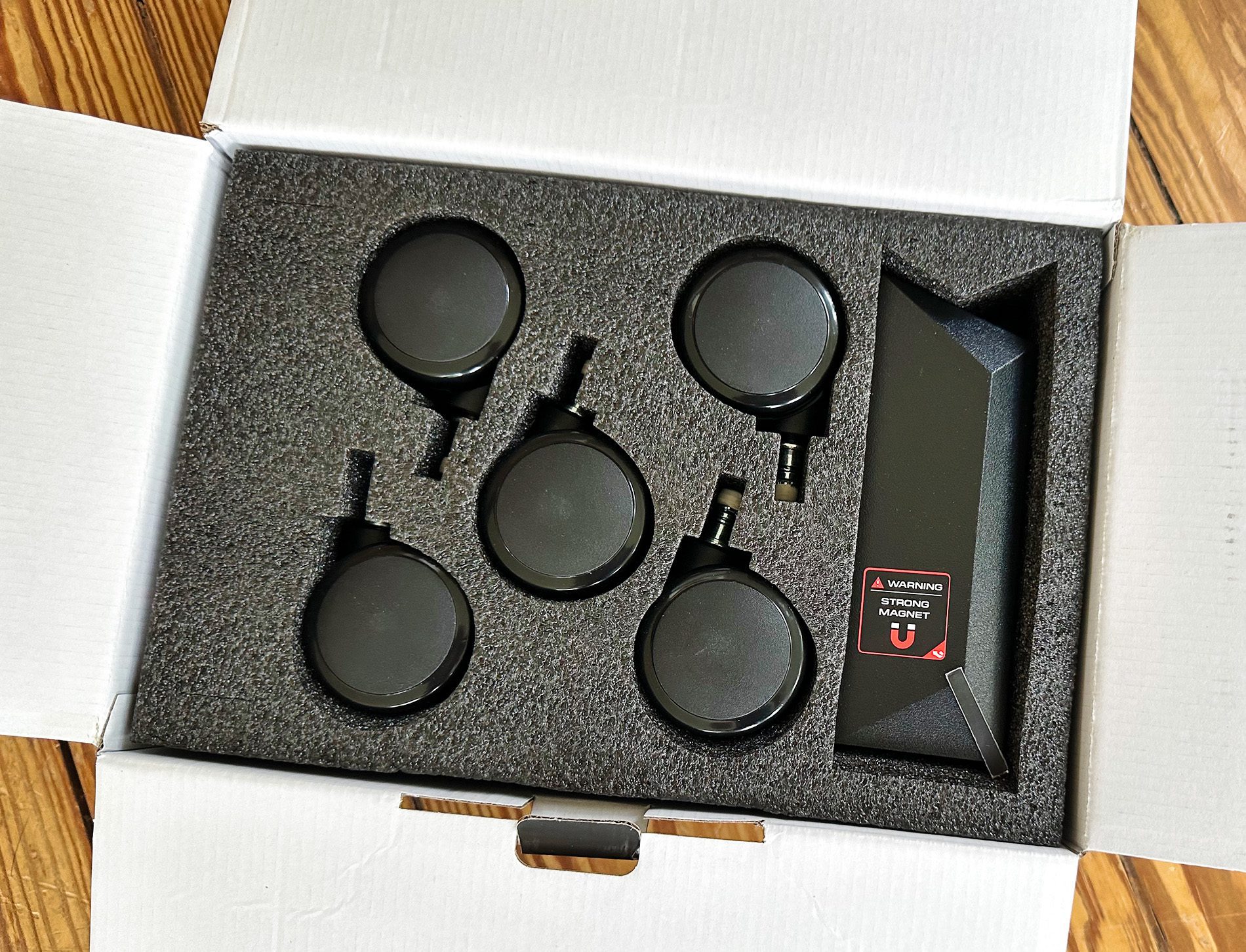 Die Räder, Magnetelemente und die Armpolster sind in kleinen Paketen zu finden, die Kratzer und Beschädigungen beim Transport verhindern.