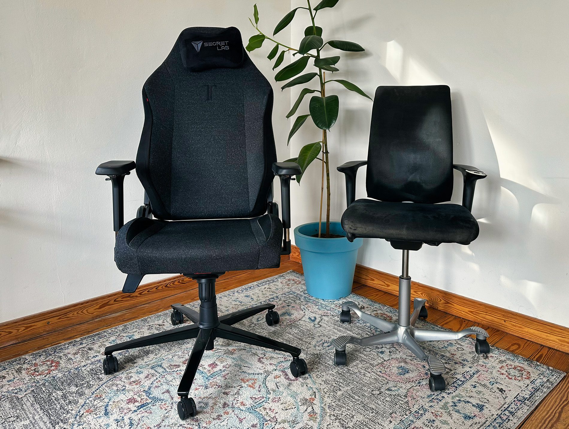 Links der Secretlab TITAN Evo und rechts mein HAG Bürostuhl – ich denke, der Unterschied in der Größe ist deutlich (Fotos: Sir Apfelot).