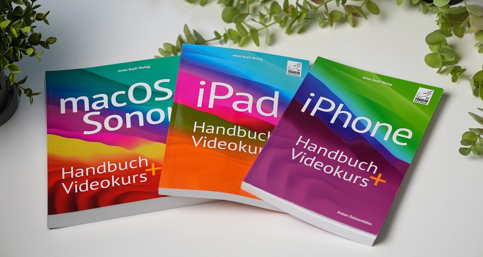 Hier sind alle drei Bücher für Mac, iPhone und iPad zu sehen – optisch an die entsprechenden Betriebssystemhintergründe angelehnt.