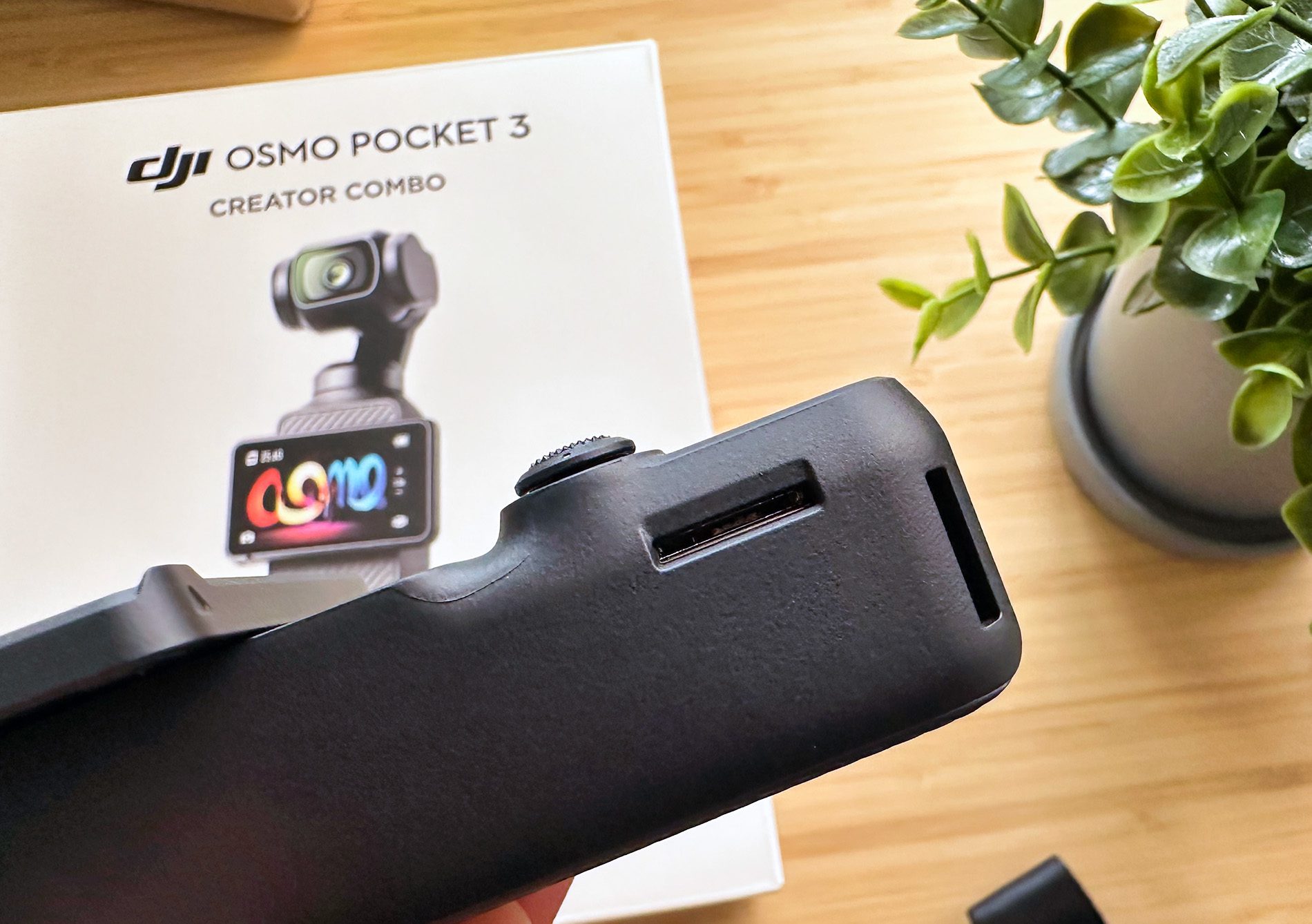 Hier sieht man den Speicherkartenschlitz am DJI Osmo Pocket 3. Dort passt natürlich nur eine microSD-Karte rein (Foto: Sir Apfelot).