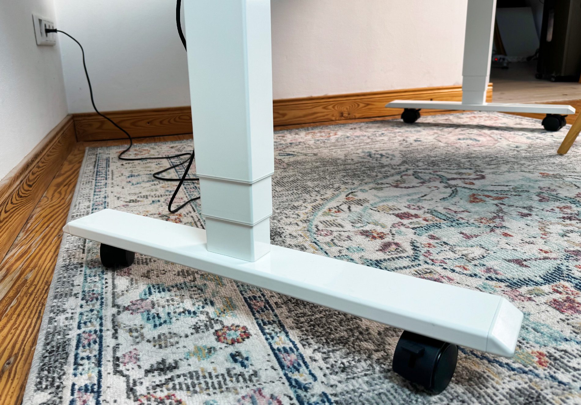 Die Hubsäulen sind minimalistisch aufgebaut und die darin verbauten Motoren arbeiten angenehm leise.