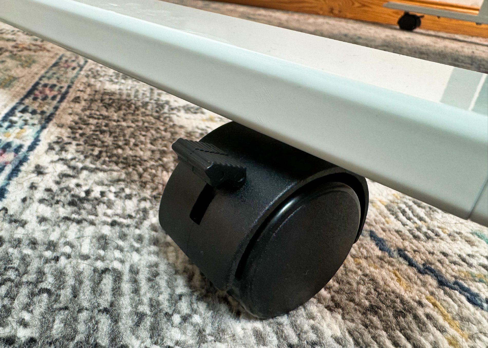 Die mitgelieferten Rollen haben auch einen Mechanismus, um sie zu fixieren, damit der Tisch nicht ungewollt wegrollt.