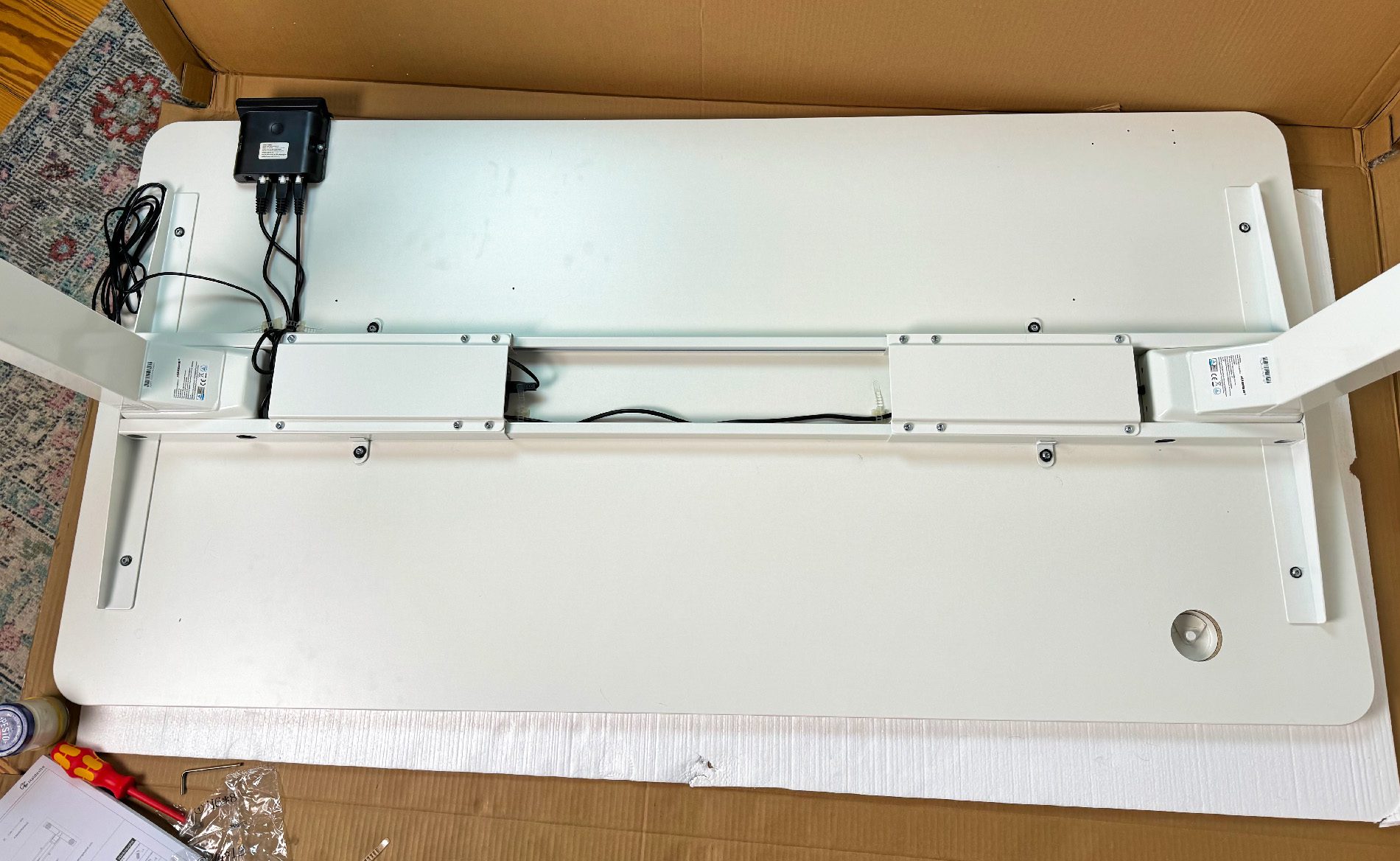 Und so sieht die Unterseite aus, wenn man die mitgelieferten Kabelbinder und die Abdeckplatten nutzt, um aufzuräumen.