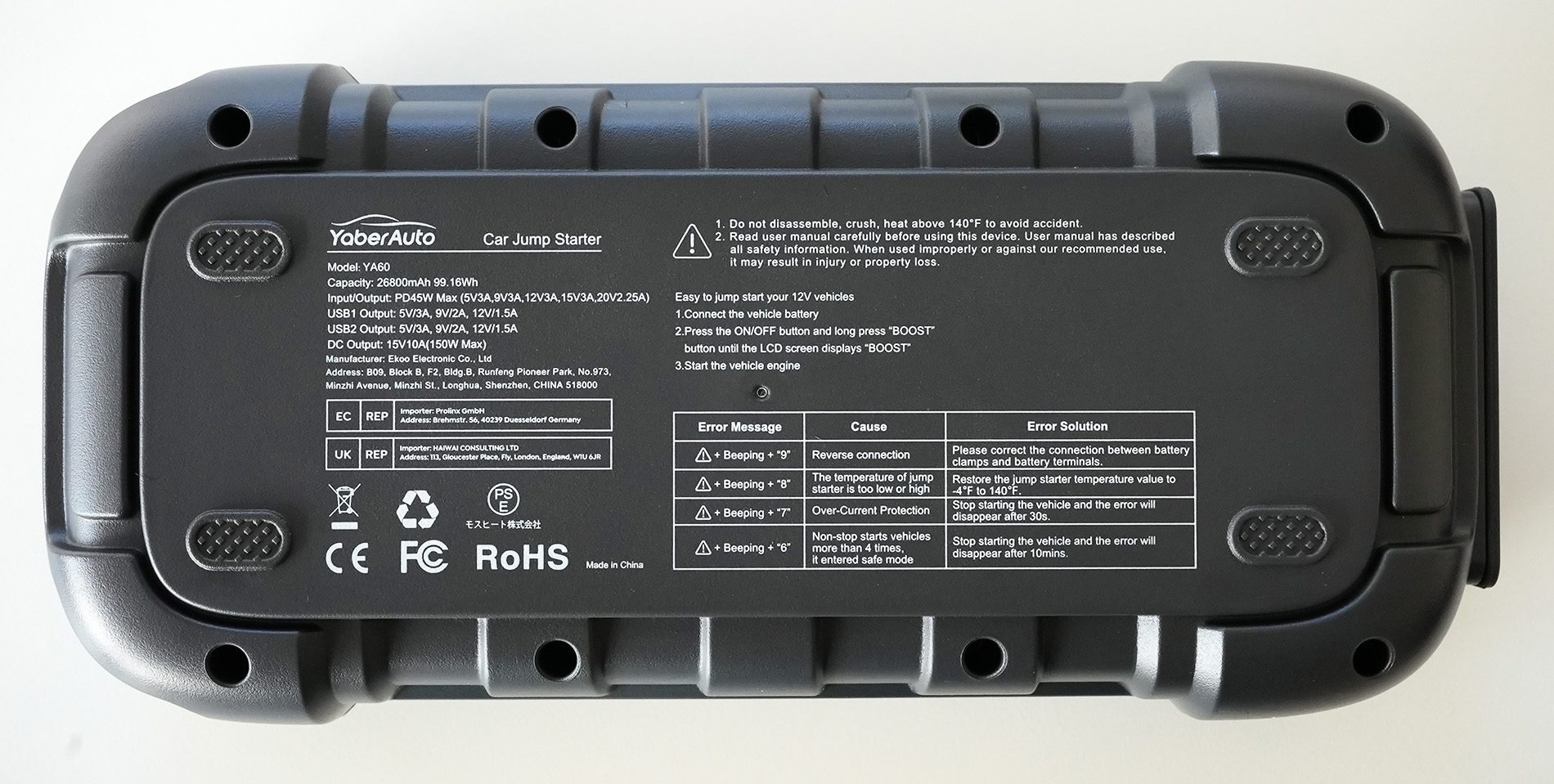 Auf der Rückseite der Starthilfe sind alle wichtigen Informationen aufgedruckt – von den technischen Daten bis zu den Fehlercodes und der Anleitung.
