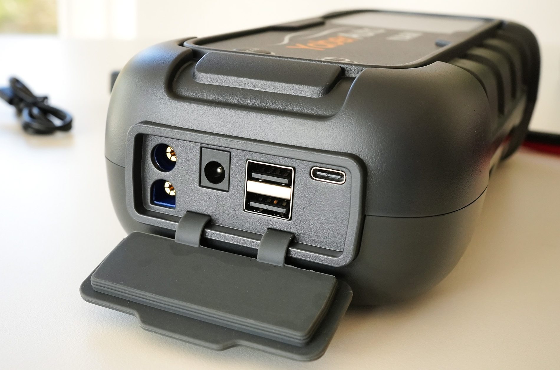 Die Abdeckung über den Buchsen bietet einen ausreichenden Schutz gegen Spritzwasser (Fotos: Sir Apfelot).