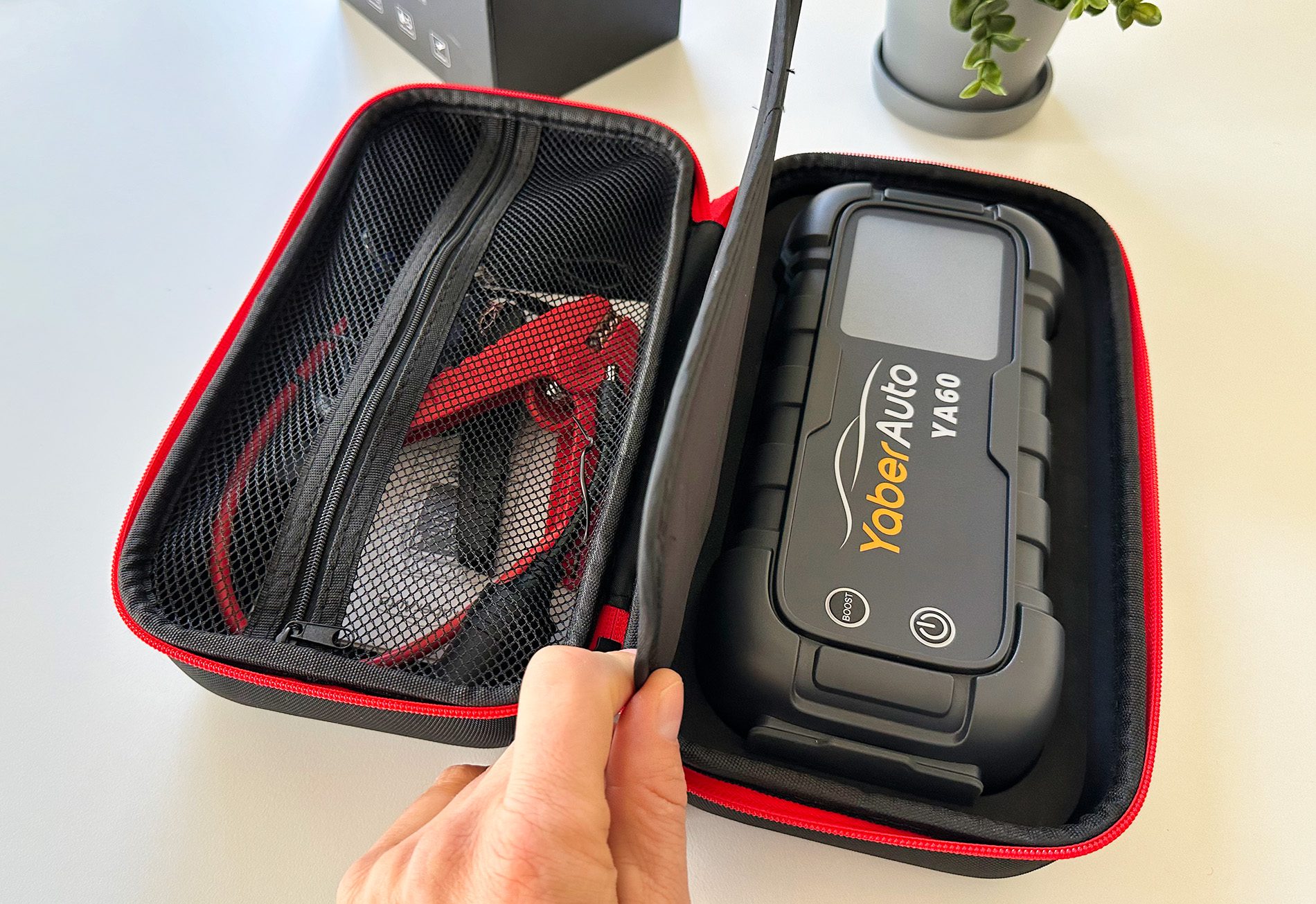 Powerbank und Zubehör finden in der praktischen Transportbox Platz, die man dann immer im Auto dabeihaben sollte.