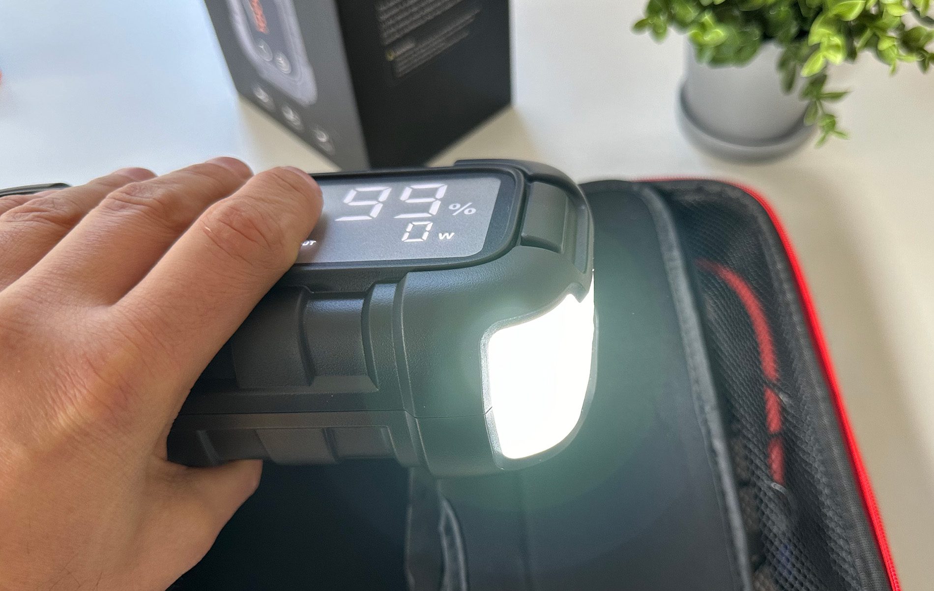 Die Verarbeitung der YaberAuto YA60 ist sehr gut und auch das Display ist selbst bei Tageslicht gut lesbar.