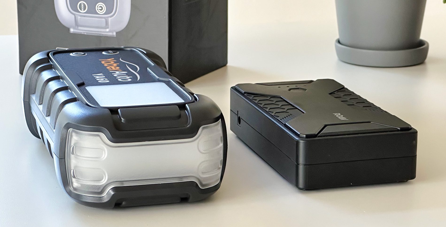 Der Größenunterschied macht deutlich, warum die YaberStart 6000 Ampere Spitzenleistung bietet, während die kleinere ROAV-Starthilfe nur 1000 A liefern kann.