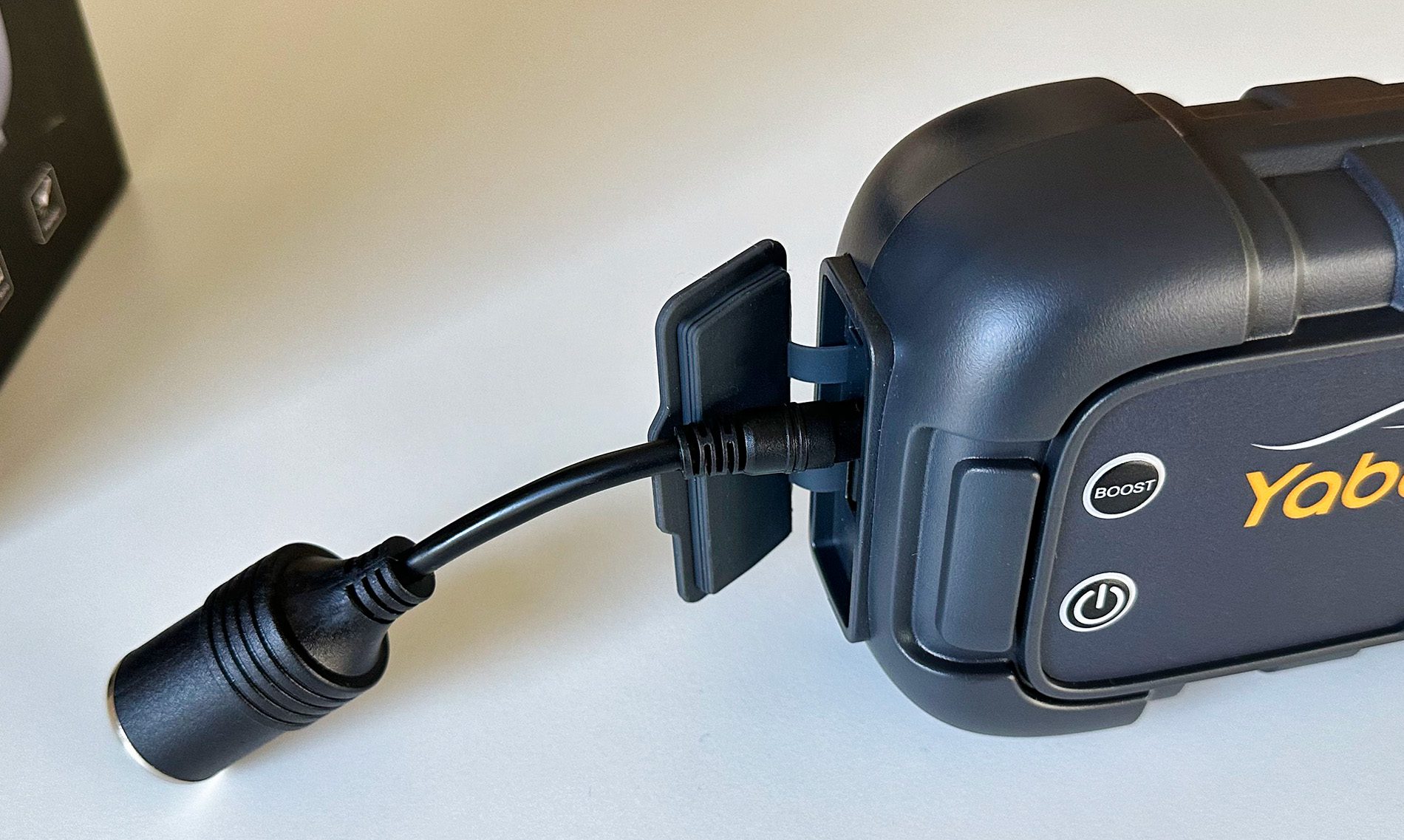 Der mitgelieferte Adapter erlaubt den Anschluss eines Gerätes, das normalerweise an einen Zigrarettenanzünder betrieben werden muss.