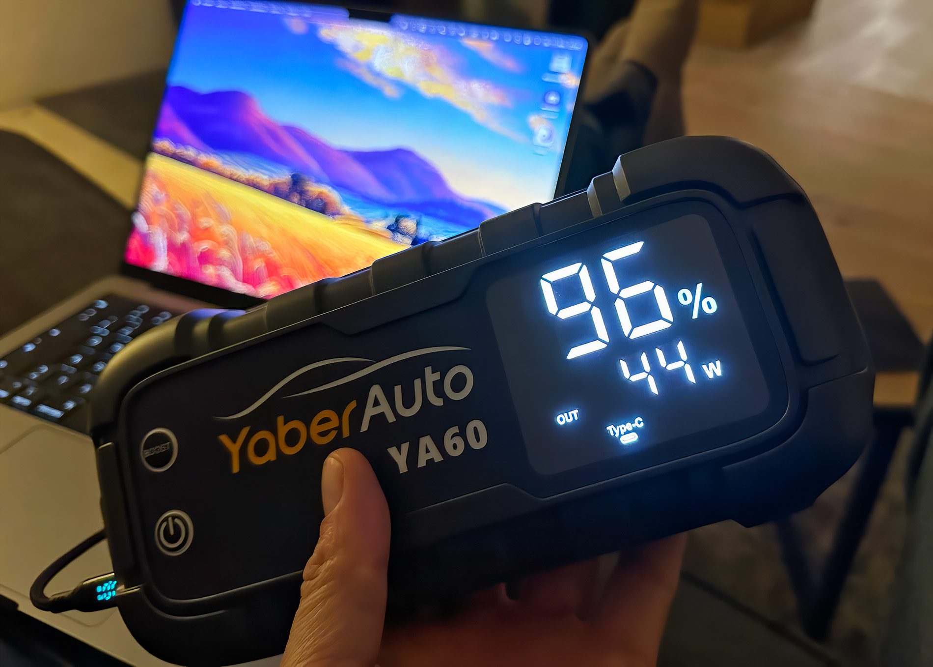 Hier lädt das MacBook Pro meiner Frau gerade mit 44 Watt auf – dabei nutzt es auch USB C Power Delivery.