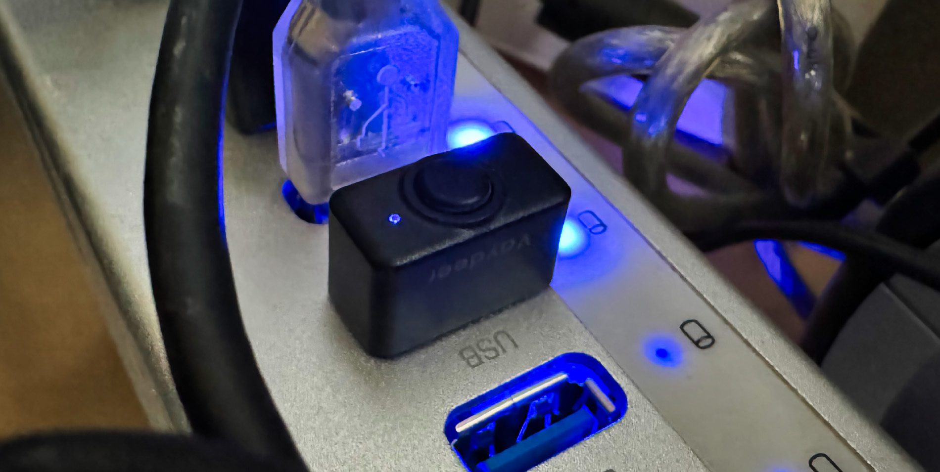 Heute geht es um dieses kleine USBV-Steckerchen: Einen Mausbeweger, der bei mir immer im Hub auf den Einsatz wartet (Fotos: Sir Apfelot).