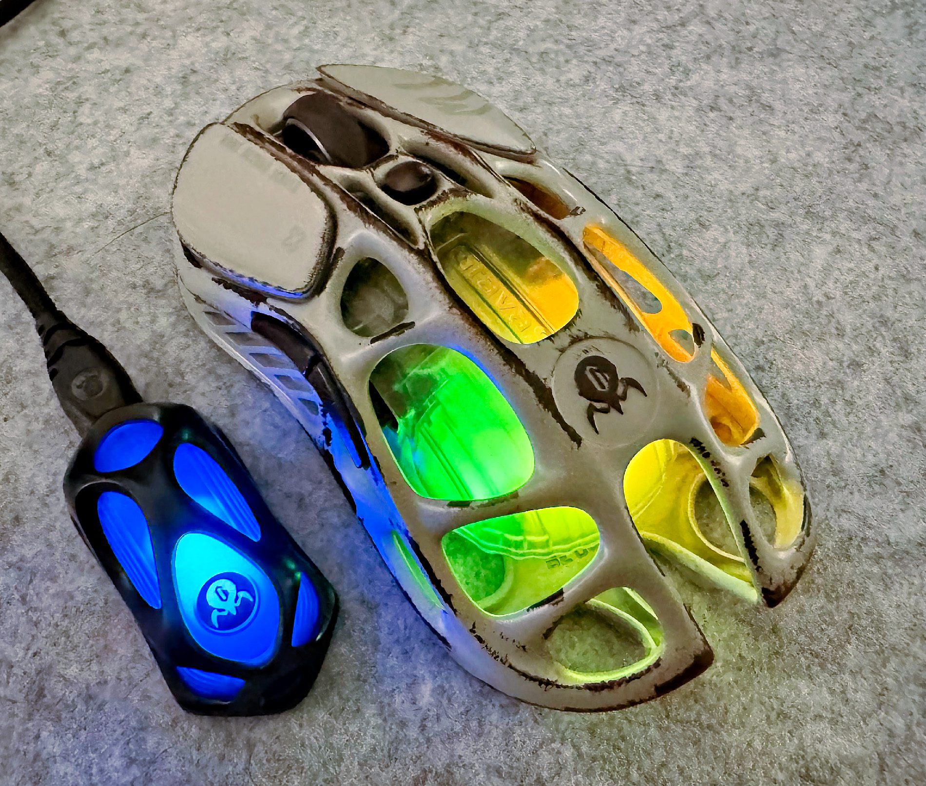 Der 4K-Empfänger (links) wird über ein langes Kabel mit dem Computer verbunden, damit er nahe bei der Maus liegen kann.