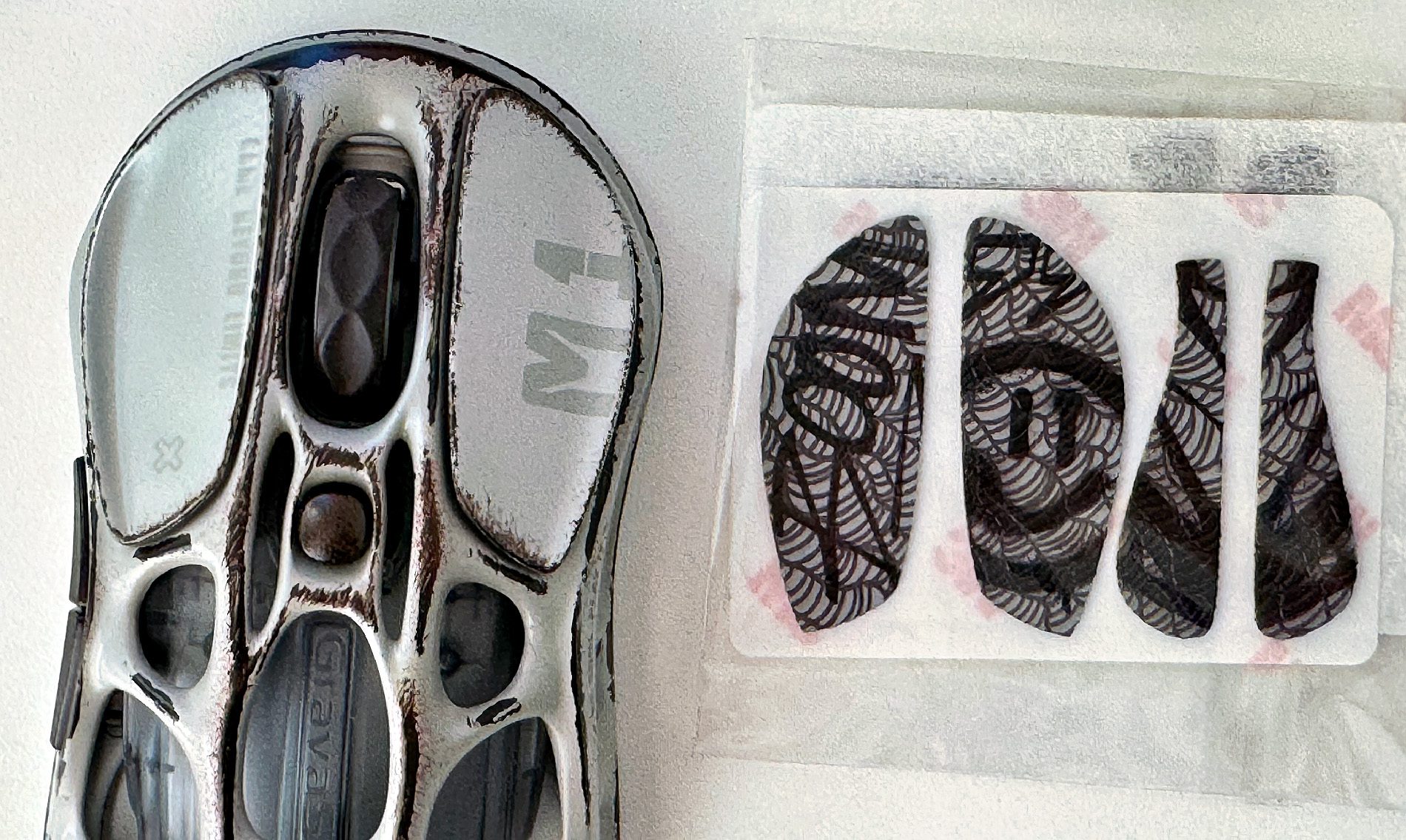 Die Aufkleber für die Maustasten und die Seiten der Maus sind im Lieferumfang enthalten.