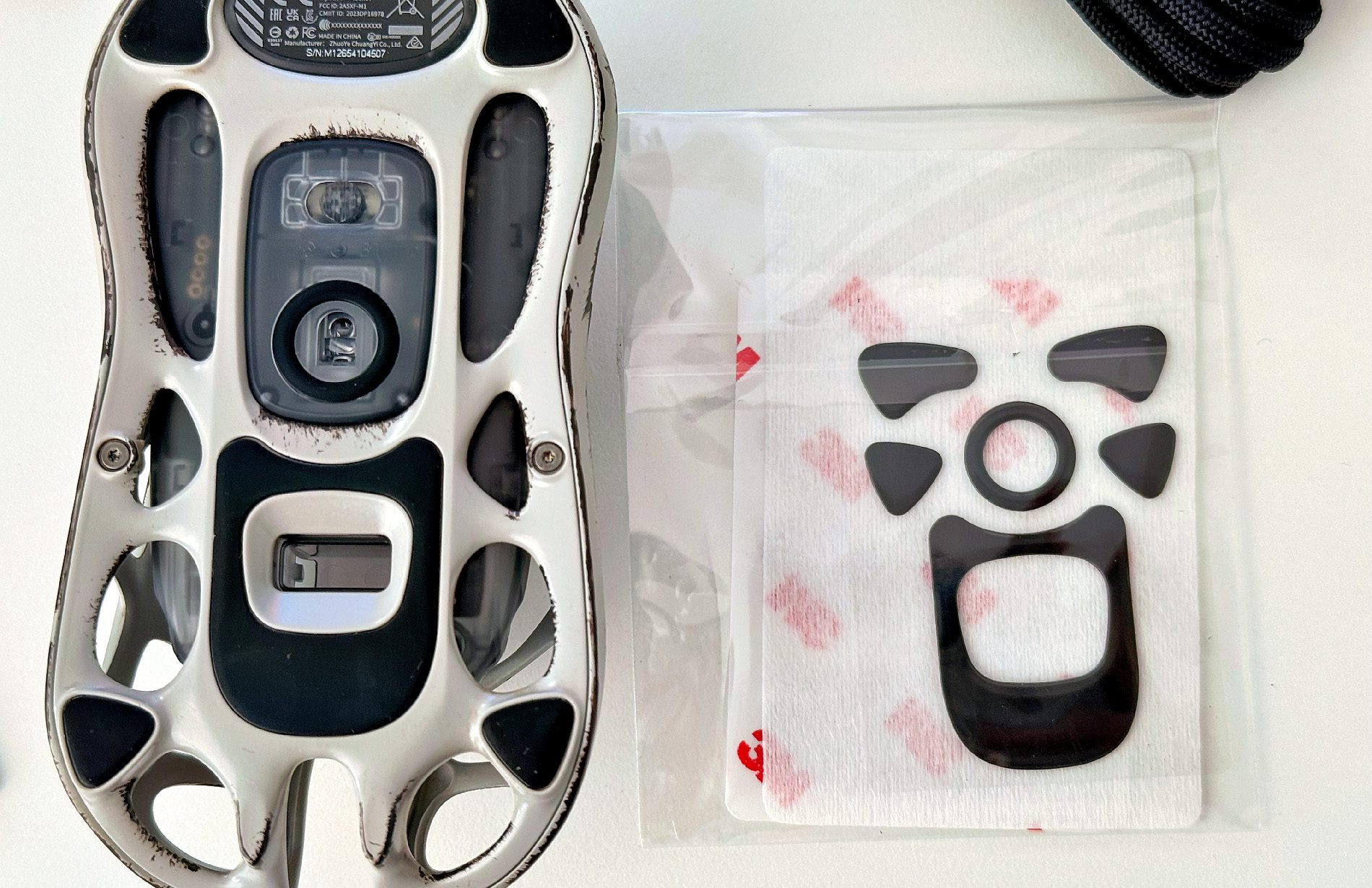 Die Ersatzgleiter liegen der Gaming-Maus von GravaStar bei.