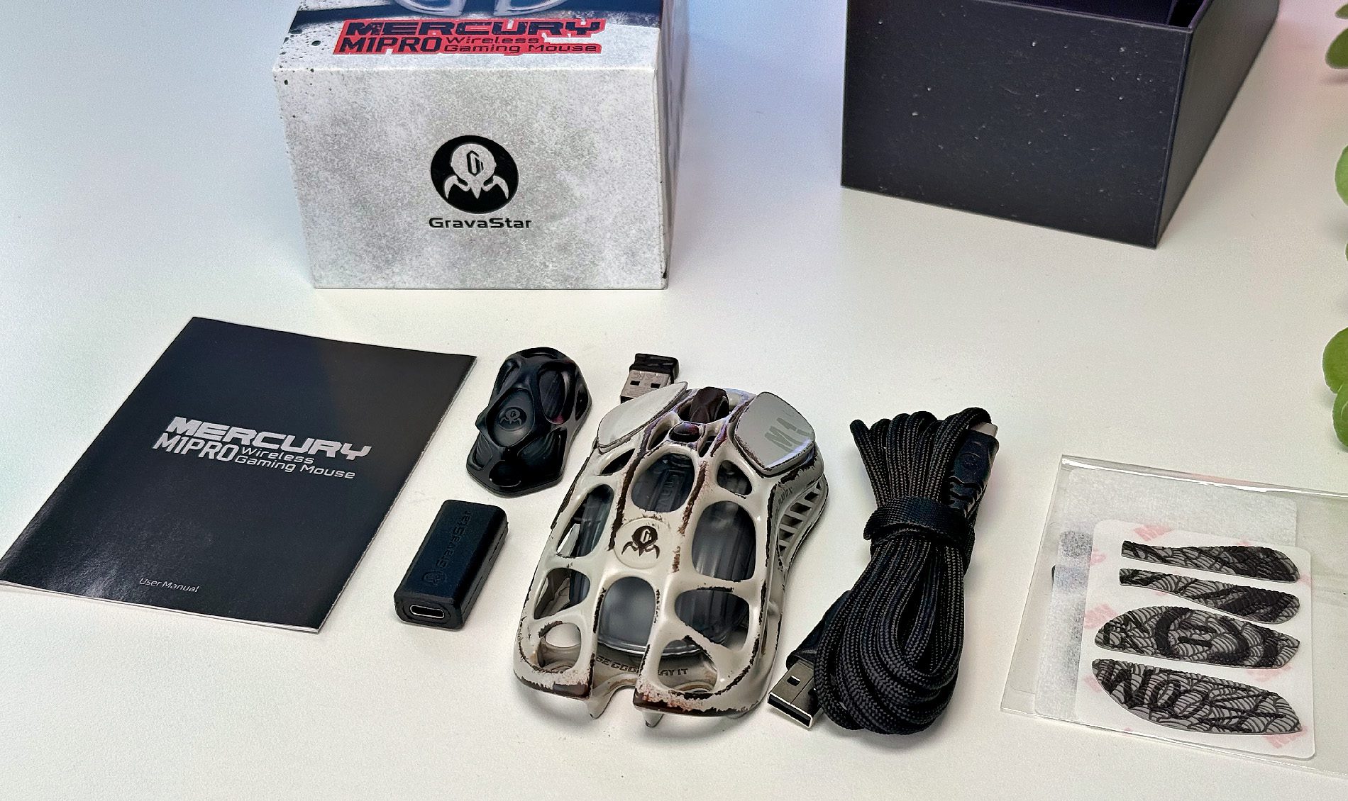 Hier sieht man den Lieferumfang, in dem auch die Aufkleber für die Maustasten und die Seiten der Maus (rechts im Bild).
