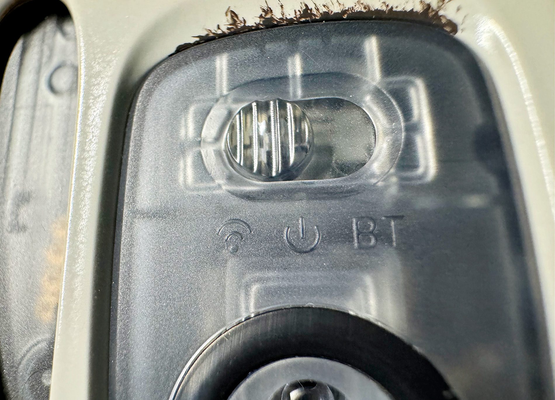 Über den Schiebeschalter an der Unterseite kann man zwischen Bluetooth und dem USB-Dongle zur Verbindung umschalten.