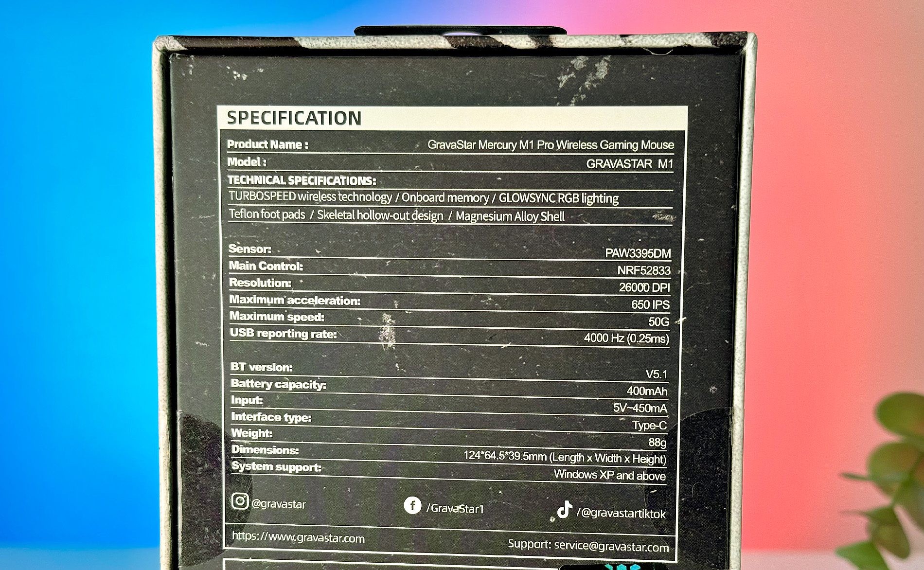 Auf der Unterseite der Packung sind die technischen Spezifikationen der Maus aufgedruckt.