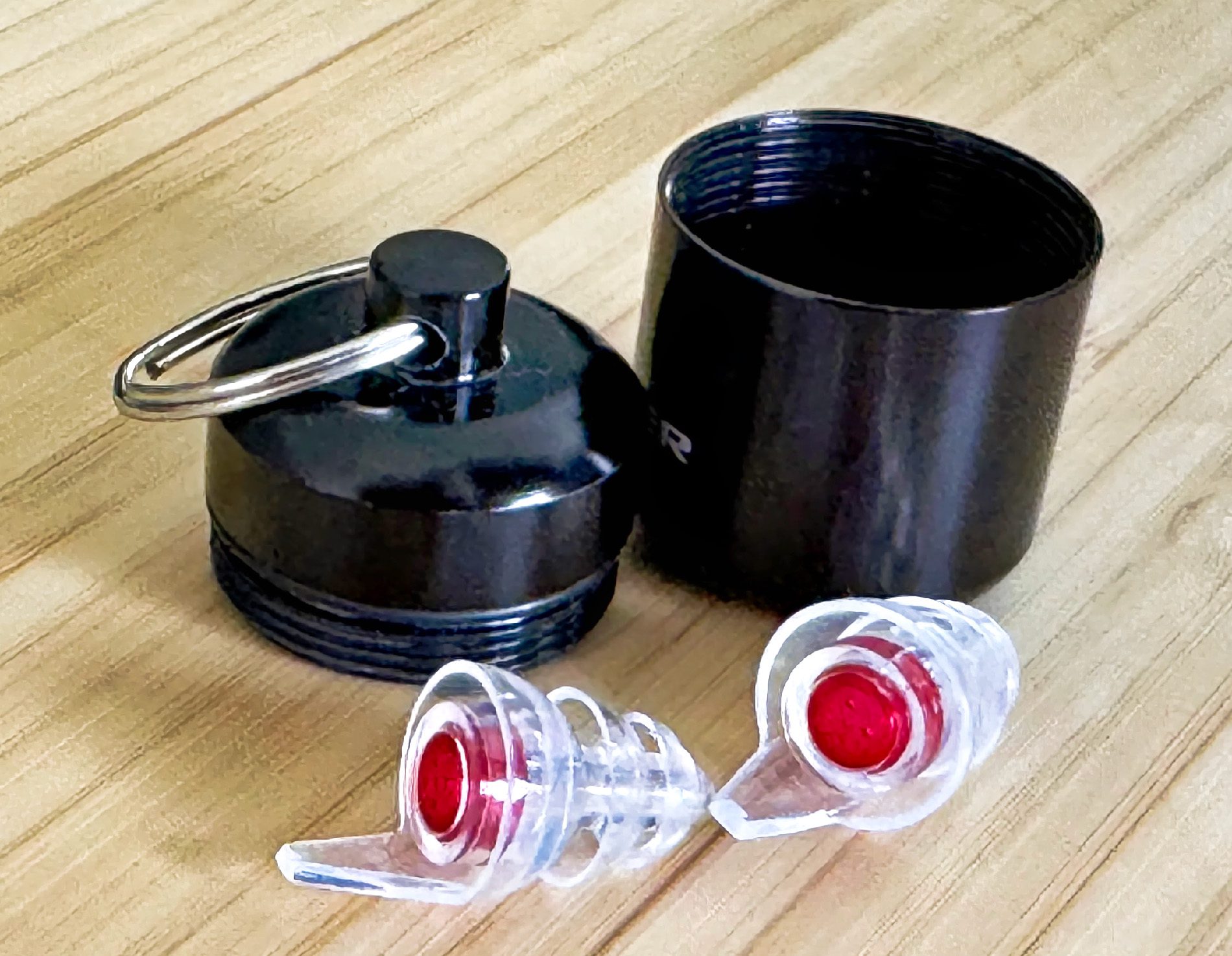 Die günstige Variante sind Gehörschutz-Stöpsel wie diese hier, die speziell für Konzerte ausgelegt sind (Foto: Sir Apfelot).